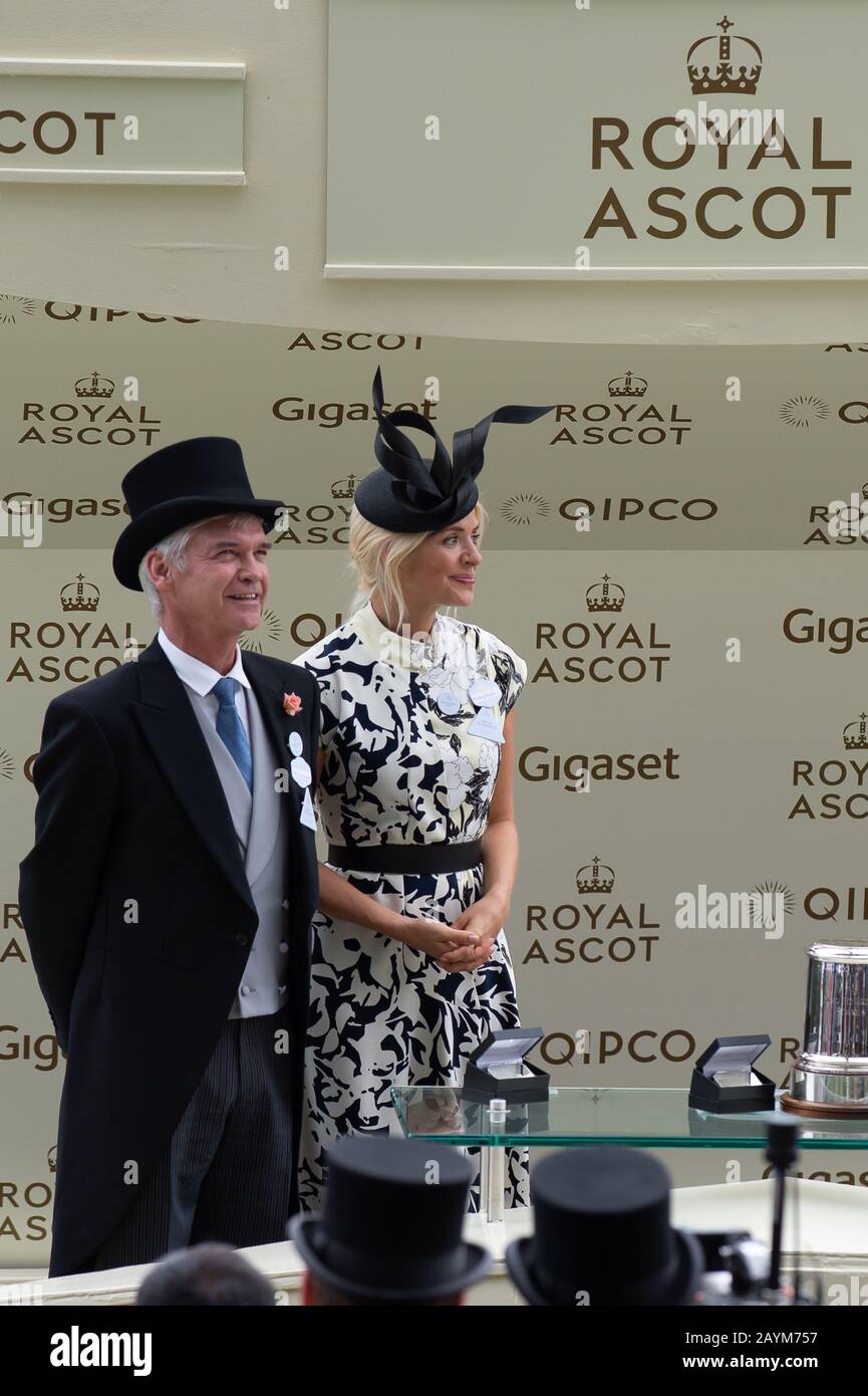 Giorno Quattro, Royal Ascot, Ascot, Berkshire, Regno Unito. 23rd giugno 2017. ITV Questa Mattina la televisione presenter Phillip Schofield e Holly Willoughby presentano i proprietari e gli addestratori vincitori del re Edward VII Stakes con i loro premi. La gara è stata vinta dal fantino Adam Kirby sul cavallo Permian. Credito: Maureen Mclean/Alamy Foto Stock Giorno Quattro, Royal Ascot, Ascot, Berkshire, Regno Unito. 23rd giugno 2017. ITV Questa Mattina la televisione presenter Phillip Schofield e Holly Willoughby presentano i proprietari e gli addestratori vincitori del re Edward VII Stakes con i loro premi. La gara è stata vinta dal fantino Adam Kirby sul cavallo Permian. Credito: Maureen Mclean/Alamy Foto Stock