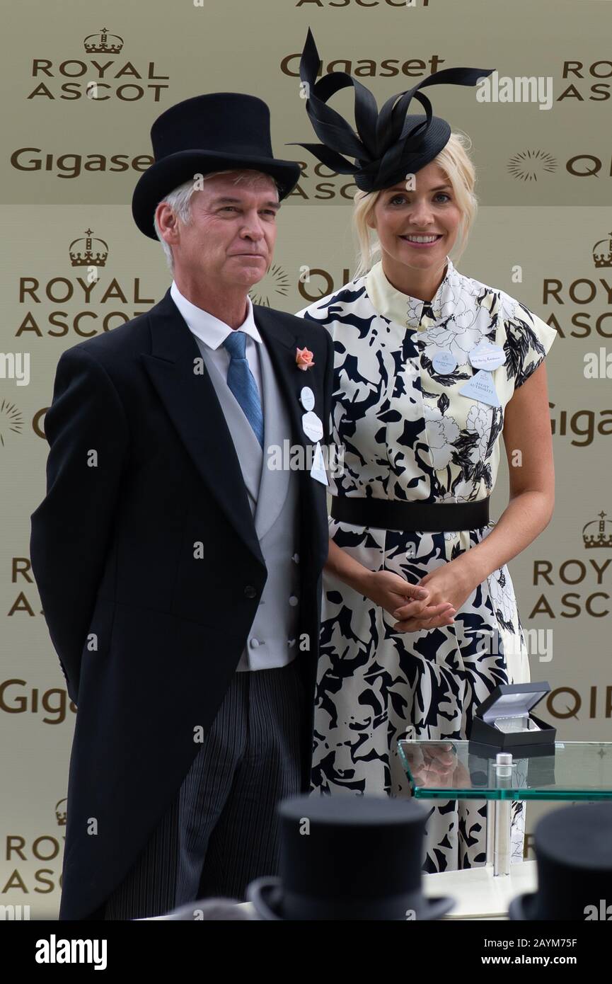Giorno Quattro, Royal Ascot, Ascot, Berkshire, Regno Unito. 23rd giugno 2017. ITV Questa Mattina la televisione presenter Phillip Schofield e Holly Willoughby presentano i proprietari e gli addestratori vincitori del re Edward VII Stakes con i loro premi. La gara è stata vinta dal fantino Adam Kirby sul cavallo Permian. Credito: Maureen Mclean/Alamy Foto Stock Giorno Quattro, Royal Ascot, Ascot, Berkshire, Regno Unito. 23rd giugno 2017. ITV Questa Mattina la televisione presenter Phillip Schofield e Holly Willoughby presentano i proprietari e gli addestratori vincitori del re Edward VII Stakes con i loro premi. La gara è stata vinta dal fantino Adam Kirby sul cavallo Permian. Credito: Maureen Mclean/Alamy Foto Stock