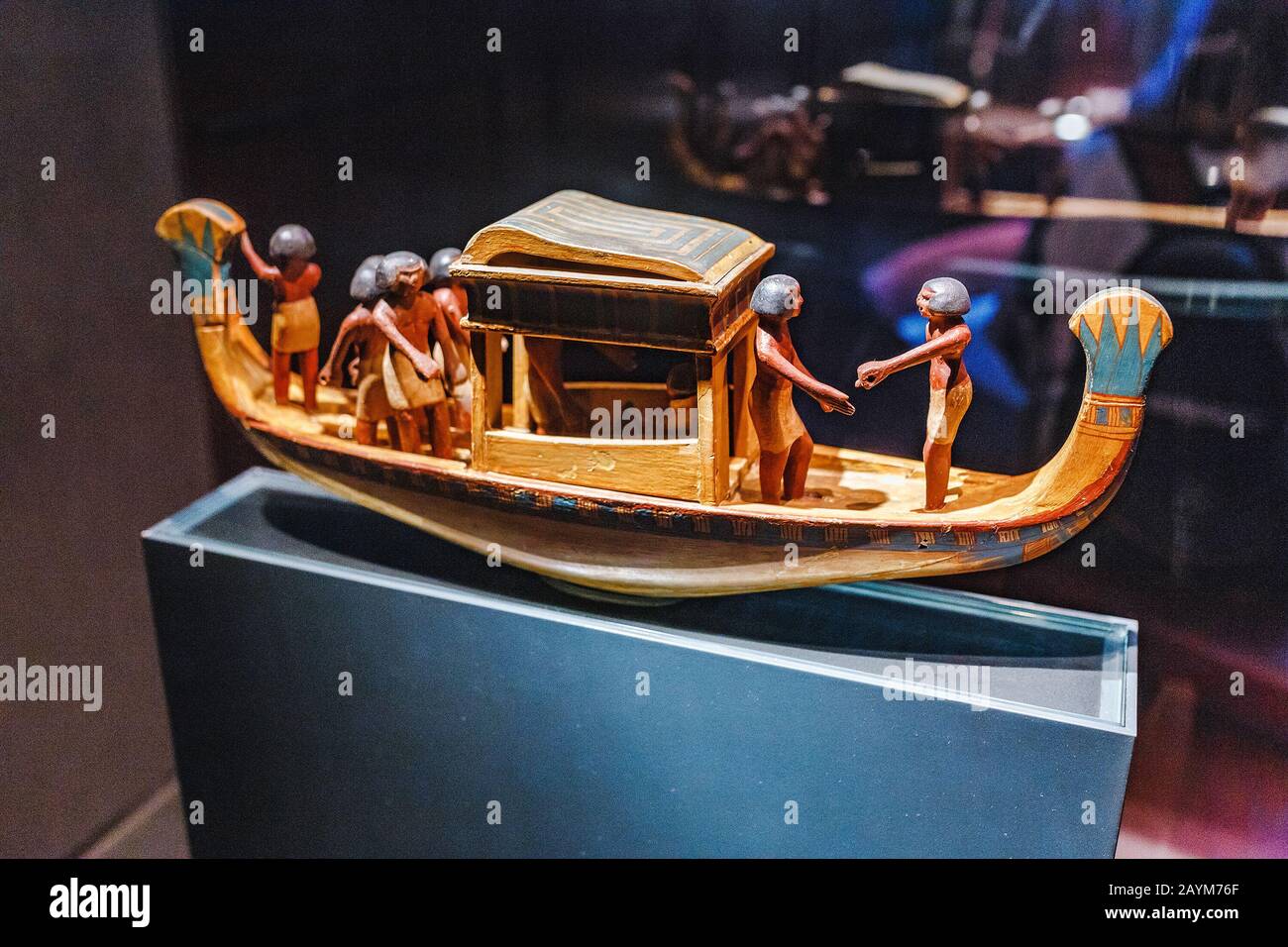 Berlino, GERMANIA - 19 MAGGIO 2018: Imbarcazione in legno con statuetta egiziana nel museo tecnico tedesco Foto Stock