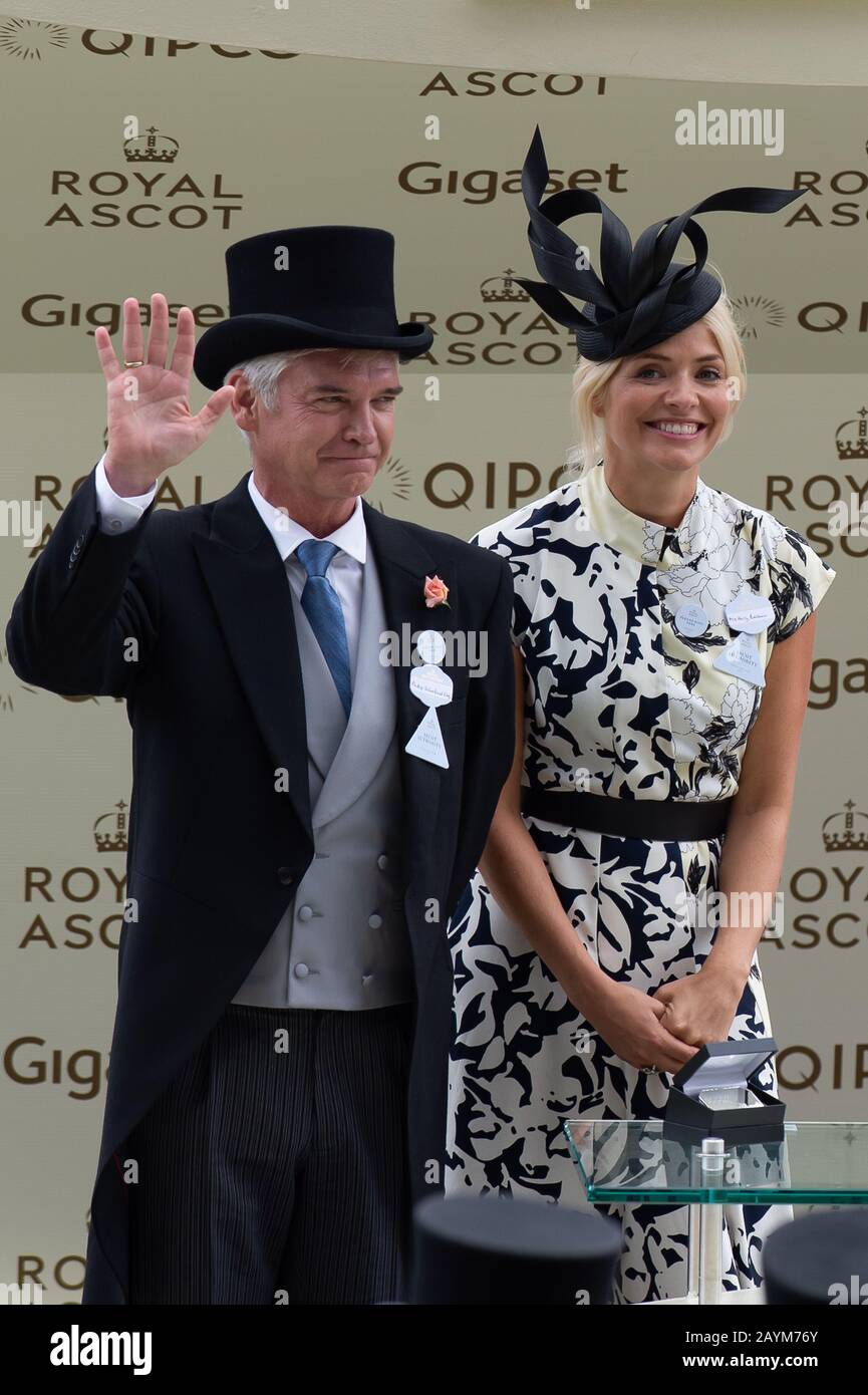 Giorno Quattro, Royal Ascot, Ascot, Berkshire, Regno Unito. 23rd giugno 2017. ITV Questa Mattina la televisione presenter Phillip Schofield e Holly Willoughby presentano i proprietari e gli addestratori vincitori del re Edward VII Stakes con i loro premi. La gara è stata vinta dal fantino Adam Kirby sul cavallo Permian. Credito: Maureen Mclean/Alamy Foto Stock Giorno Quattro, Royal Ascot, Ascot, Berkshire, Regno Unito. 23rd giugno 2017. ITV Questa Mattina la televisione presenter Phillip Schofield e Holly Willoughby presentano i proprietari e gli addestratori vincitori del re Edward VII Stakes con i loro premi. La gara è stata vinta dal fantino Adam Kirby sul cavallo Permian. Credito: Maureen Mclean/Alamy Foto Stock