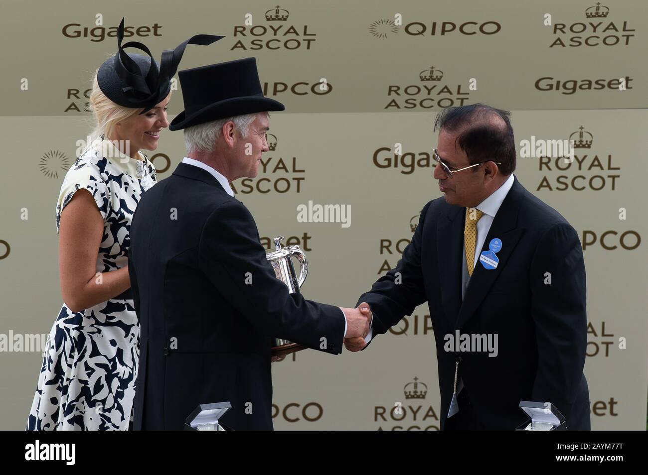 Giorno Quattro, Royal Ascot, Ascot, Berkshire, Regno Unito. 23rd giugno 2017. ITV Questa Mattina la televisione presenter Phillip Schofield e Holly Willoughby presentano i proprietari e gli addestratori vincitori del re Edward VII Stakes con i loro premi. La gara è stata vinta dal fantino Adam Kirby sul cavallo Permian. Credito: Maureen Mclean/Alamy Foto Stock Giorno Quattro, Royal Ascot, Ascot, Berkshire, Regno Unito. 23rd giugno 2017. ITV Questa Mattina la televisione presenter Phillip Schofield e Holly Willoughby presentano i proprietari e gli addestratori vincitori del re Edward VII Stakes con i loro premi. La gara è stata vinta dal fantino Adam Kirby sul cavallo Permian. Credito: Maureen Mclean/Alamy Foto Stock