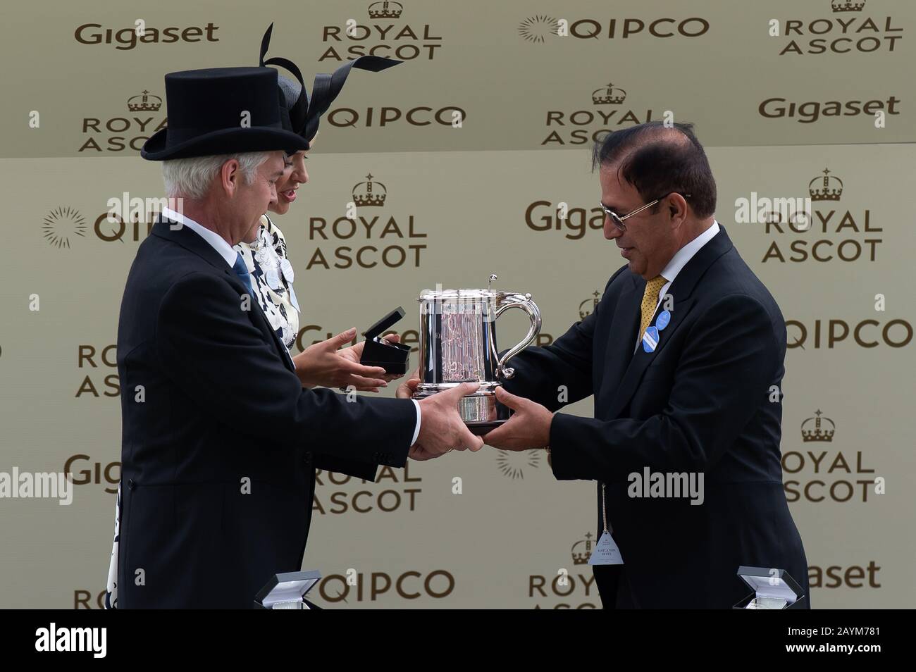 Giorno Quattro, Royal Ascot, Ascot, Berkshire, Regno Unito. 23rd giugno 2017. ITV Questa Mattina la televisione presenter Phillip Schofield e Holly Willoughby presentano i proprietari e gli addestratori vincitori del re Edward VII Stakes con i loro premi. La gara è stata vinta dal fantino Adam Kirby sul cavallo Permian. Credito: Maureen Mclean/Alamy Foto Stock Giorno Quattro, Royal Ascot, Ascot, Berkshire, Regno Unito. 23rd giugno 2017. ITV Questa Mattina la televisione presenter Phillip Schofield e Holly Willoughby presentano i proprietari e gli addestratori vincitori del re Edward VII Stakes con i loro premi. La gara è stata vinta dal fantino Adam Kirby sul cavallo Permian. Credito: Maureen Mclean/Alamy Foto Stock