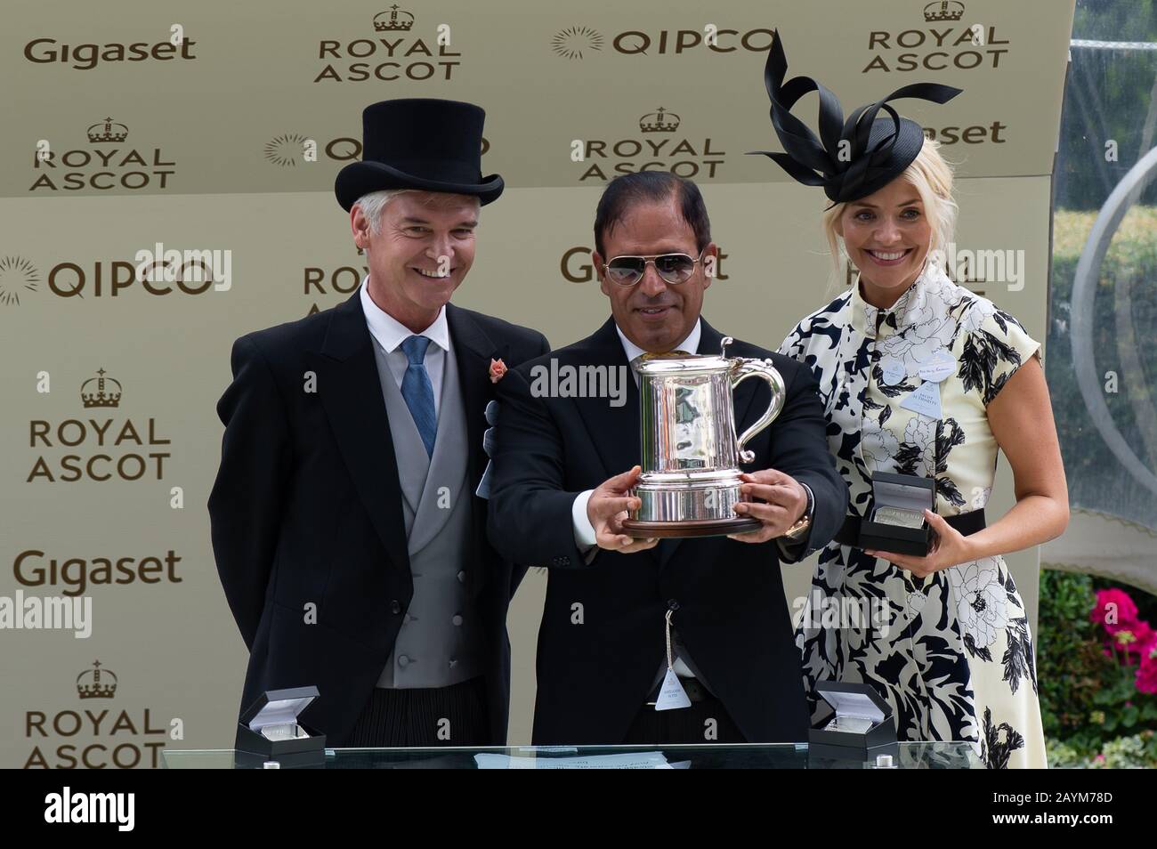 Giorno Quattro, Royal Ascot, Ascot, Berkshire, Regno Unito. 23rd giugno 2017. ITV Questa Mattina la televisione presenter Phillip Schofield e Holly Willoughby presentano i proprietari e gli addestratori vincitori del re Edward VII Stakes con i loro premi. La gara è stata vinta dal fantino Adam Kirby sul cavallo Permian. Credito: Maureen Mclean/Alamy Foto Stock Giorno Quattro, Royal Ascot, Ascot, Berkshire, Regno Unito. 23rd giugno 2017. ITV Questa Mattina la televisione presenter Phillip Schofield e Holly Willoughby presentano i proprietari e gli addestratori vincitori del re Edward VII Stakes con i loro premi. La gara è stata vinta dal fantino Adam Kirby sul cavallo Permian. Credito: Maureen Mclean/Alamy Foto Stock