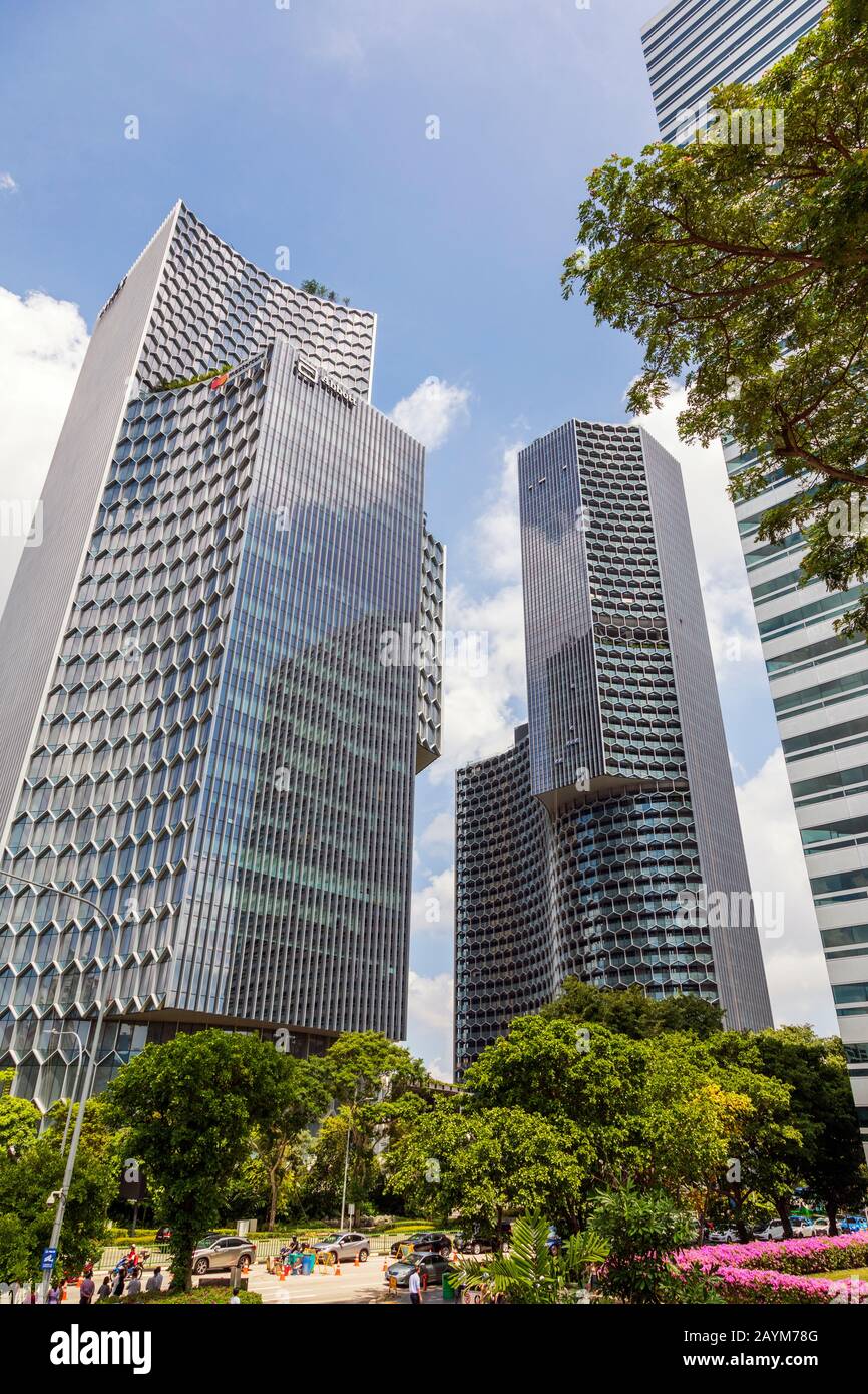 Alto edificio di uffici con architettura moderna nel quartiere degli affari di Singapore, Singapore, Asia Foto Stock