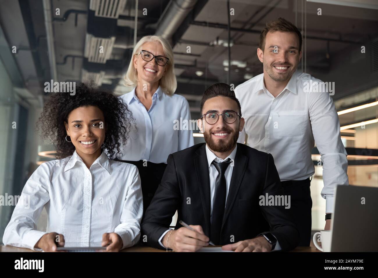 Ritratto di successo multi-etnico aziendale close-knit team Foto Stock