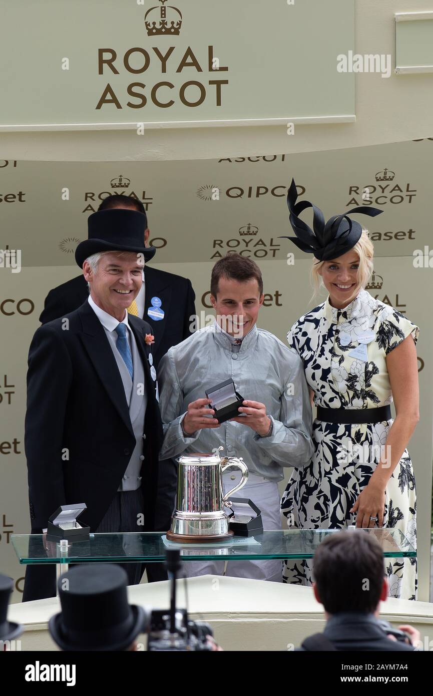 Giorno Quattro, Royal Ascot, Ascot, Berkshire, Regno Unito. 23rd giugno 2017. ITV Questa Mattina la televisione presenter Phillip Schofield e Holly Willoughby presentano i proprietari e gli addestratori vincitori del re Edward VII Stakes con i loro premi. La gara è stata vinta dal fantino Adam Kirby sul cavallo Permian. Credito: Maureen Mclean/Alamy Foto Stock Giorno Quattro, Royal Ascot, Ascot, Berkshire, Regno Unito. 23rd giugno 2017. ITV Questa Mattina la televisione presenter Phillip Schofield e Holly Willoughby presentano i proprietari e gli addestratori vincitori del re Edward VII Stakes con i loro premi. La gara è stata vinta dal fantino Adam Kirby sul cavallo Permian. Credito: Maureen Mclean/Alamy Foto Stock