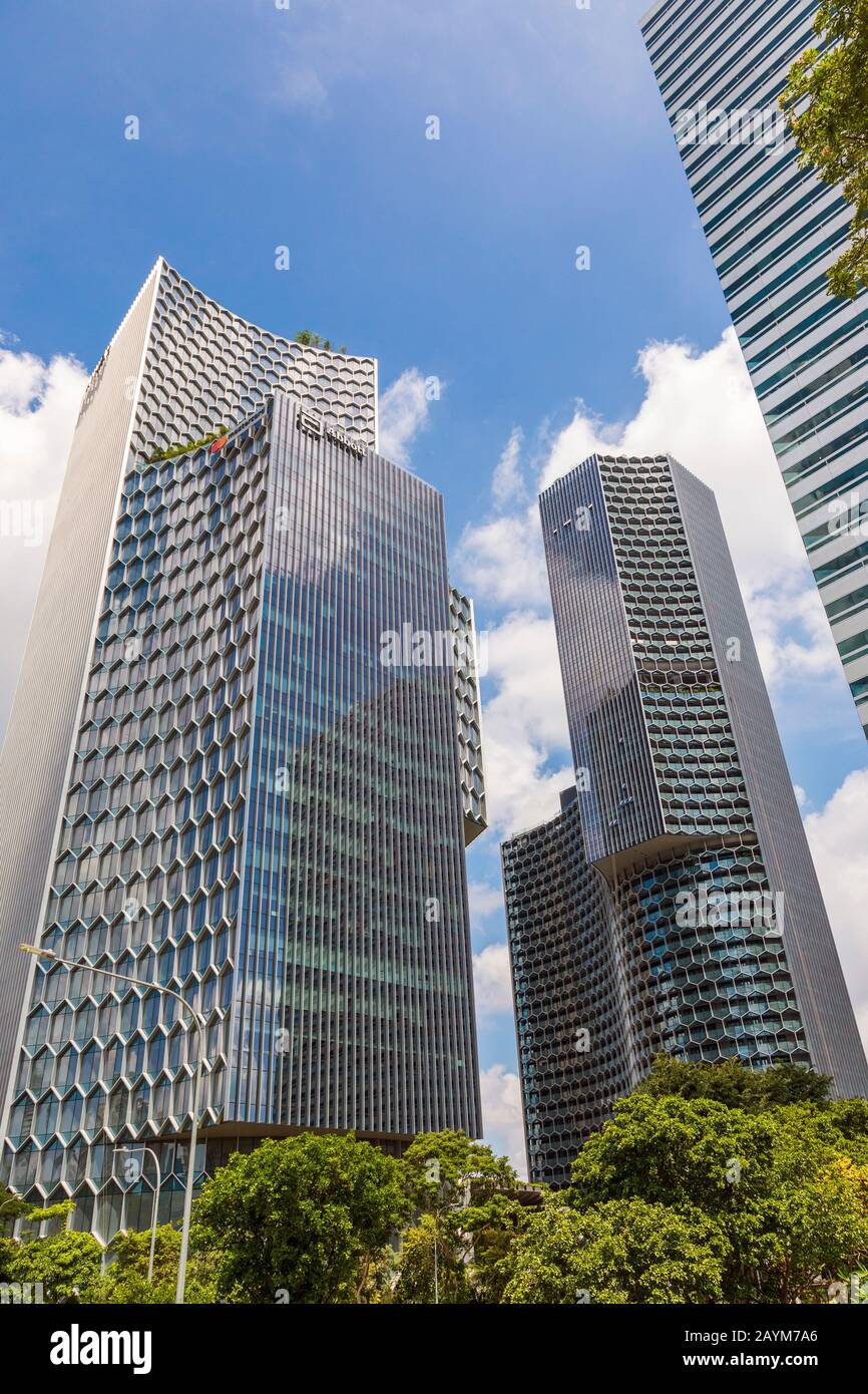 Alto edificio di uffici con architettura moderna nel quartiere degli affari di Singapore, Singapore, Asia Foto Stock