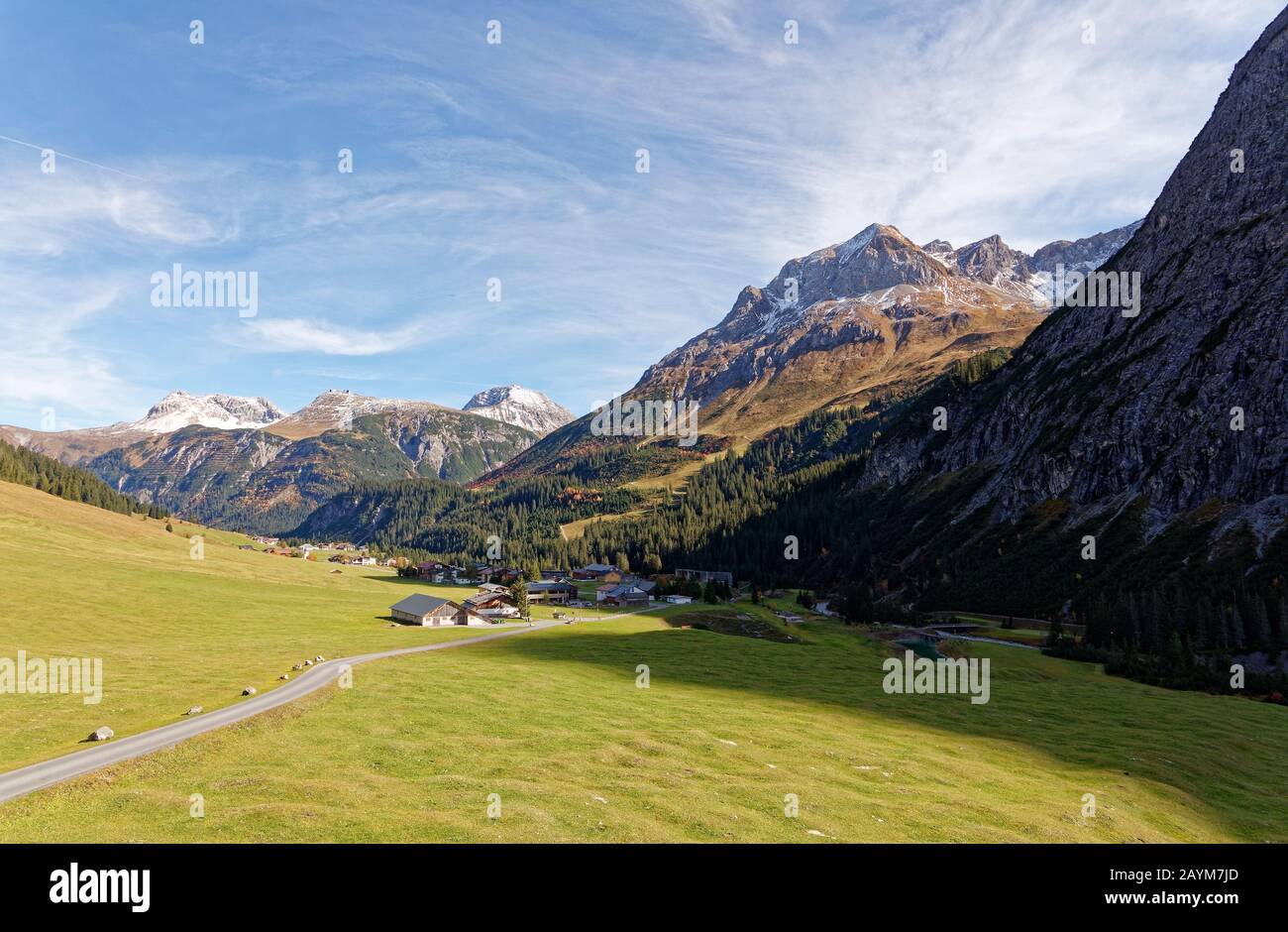 Primi giorni invernali nella soleggiata valle di Lechtal, Lech, Arlberg, Austria Foto Stock