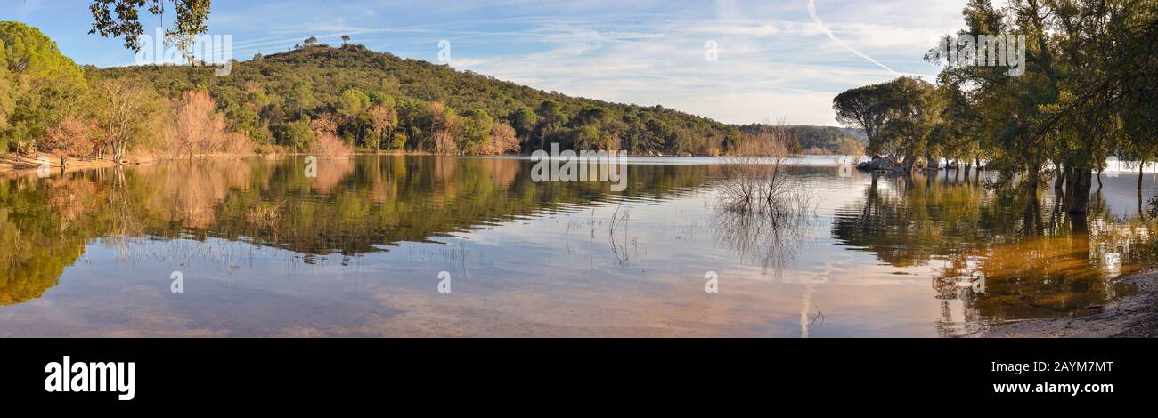 Paesaggio durante l'ora d'oro. Posto bellissimo per andare in kayak e andare con i camper. Darnio palude in Catalogna. Foto Stock