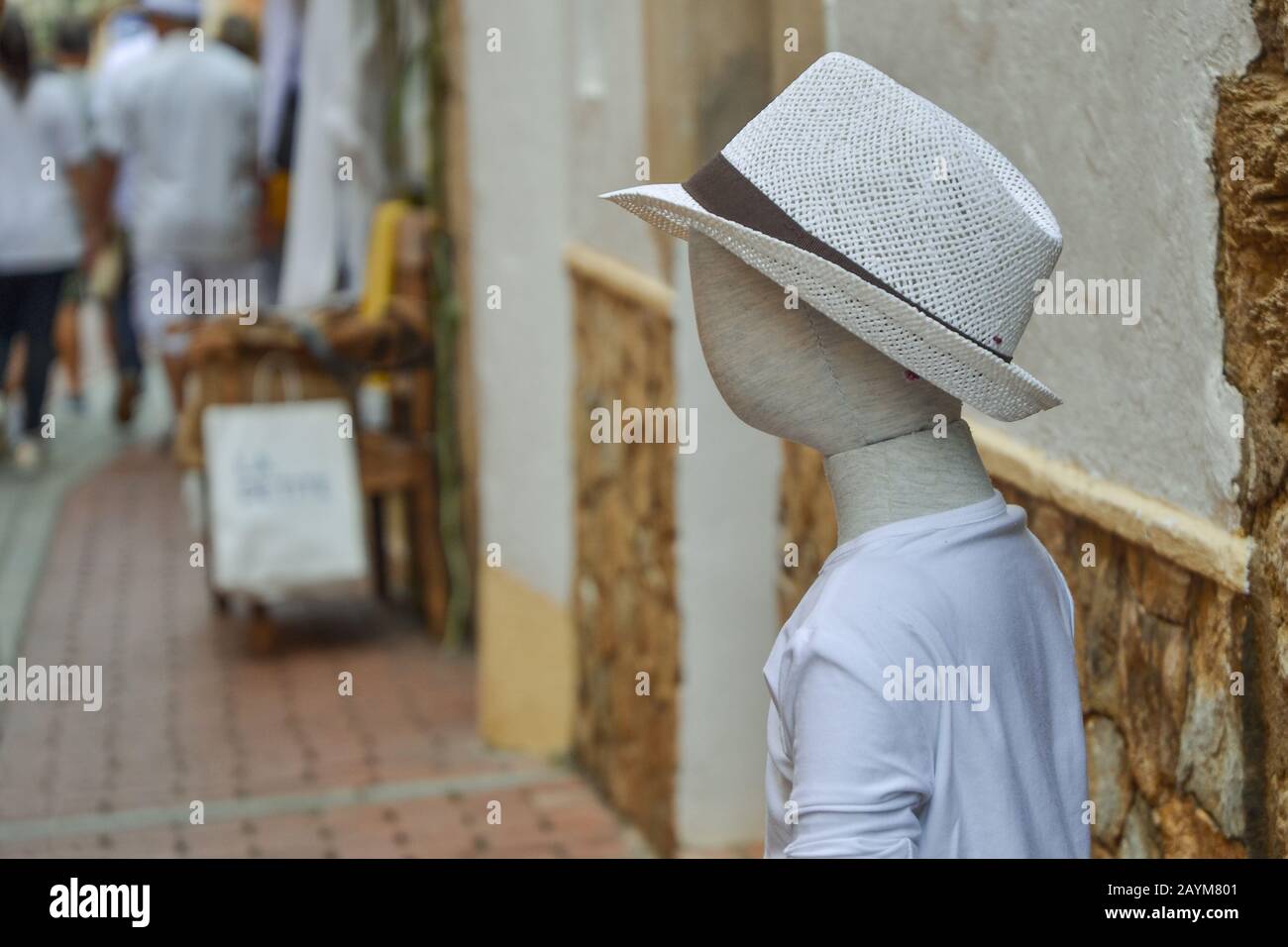 Abbigliamento tradizionale bianco utilizzato per le fiere indiani. La `Fiera degli Indiani` di Begur, Spagna, è un evento che celebra i forti legami tra Cuba e. Foto Stock