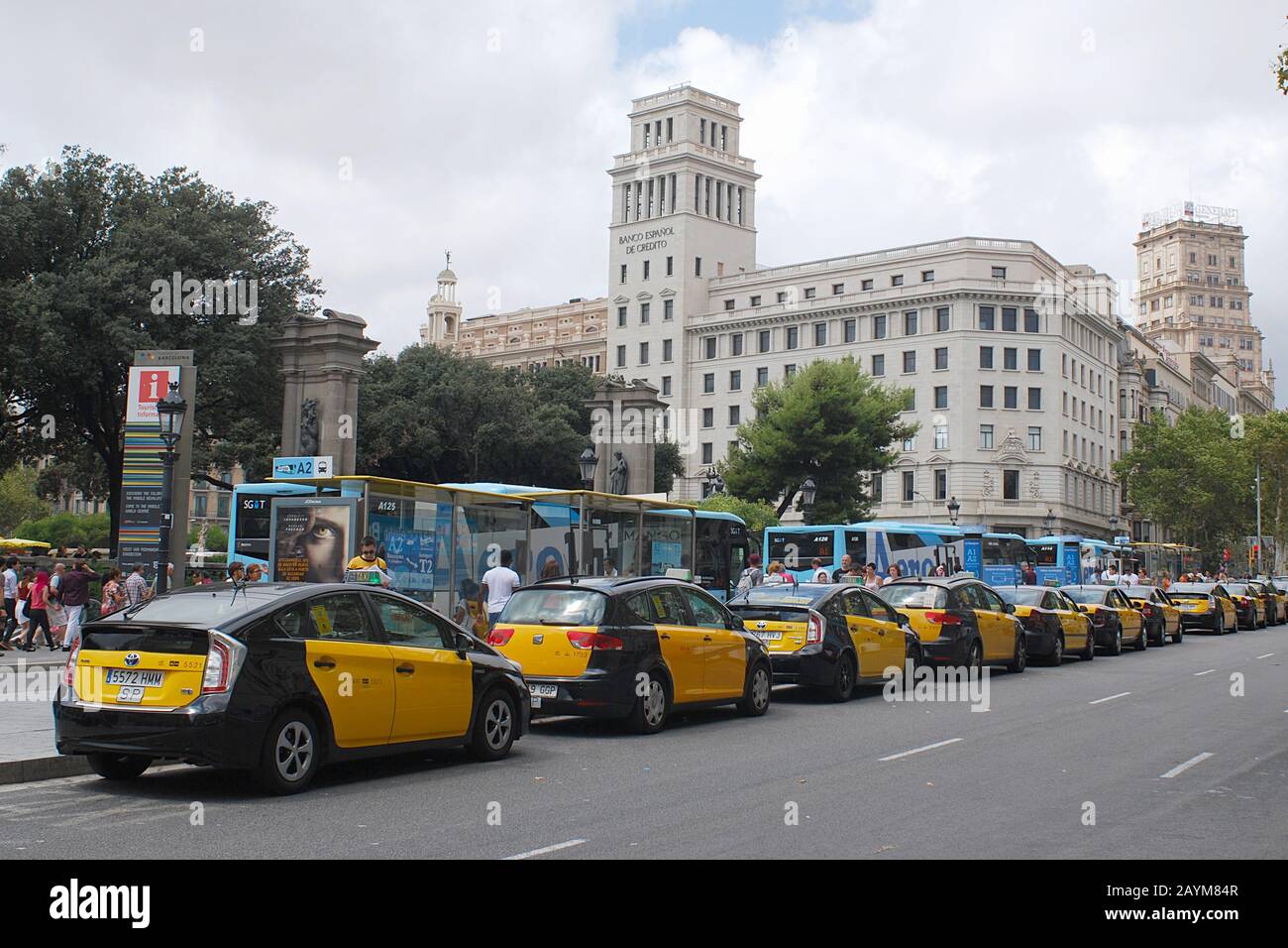 Nero un taxi giallo automobili stanno aspettando passeggeri vicino Plaza de Cataluña Barcellona, Catalogna, Spagna. Foto Stock