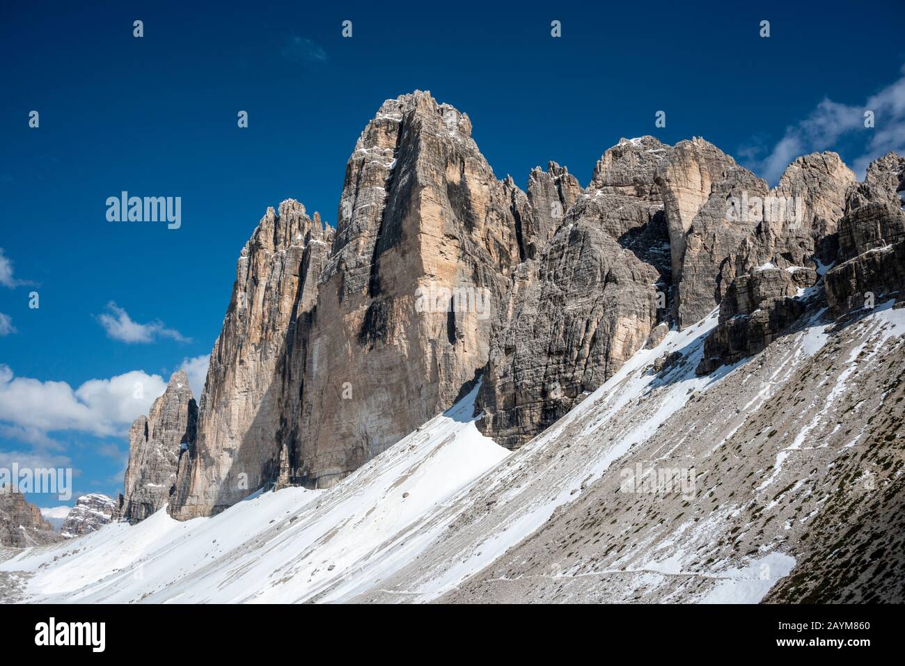 Formazione rocciosa Drei Zinnen (tedesco), tre Cime di Lavaredo (italiano), neve, sentiero escursionistico tra rifugio Drei Zinnen e Rifugio Aurenzo, neve, Do Foto Stock