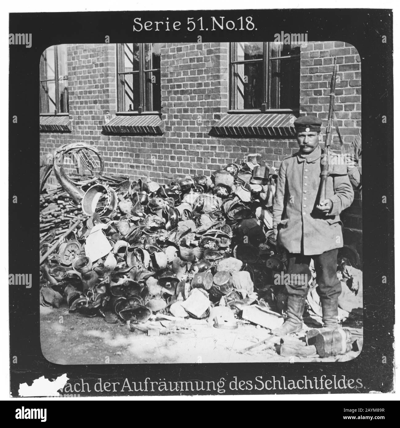 Proiezione Für Alle - Der Weltkrieg: Die Ostfront. Serie 51. N. 18. Nach der Aufräumung des Schlachtfeldes. - Die Firma „Proiezione für alle gegründet wurde 1905 von Max Skladanowsky (1861-1939)  . Sie produzierte bis 1928 FAST 100 Serien zu je 24 Glasdias im Format 8,3 x 8,3 cm im sog. Bromsilber-Gelatina-Trockenplatten Verfahren. Die Serien umfassten vor allem Städte, Länder, Landschaften aber auch Märchen und Sagen, das Alte Testament und den Ersten Weltkrieg. Foto Stock