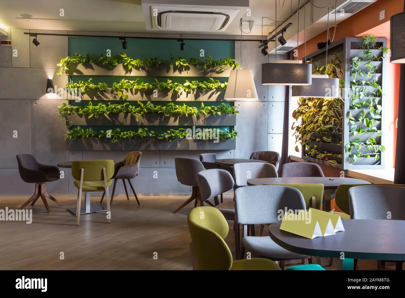 Moderna decorazione d'interni con pareti di piante verdi Foto Stock