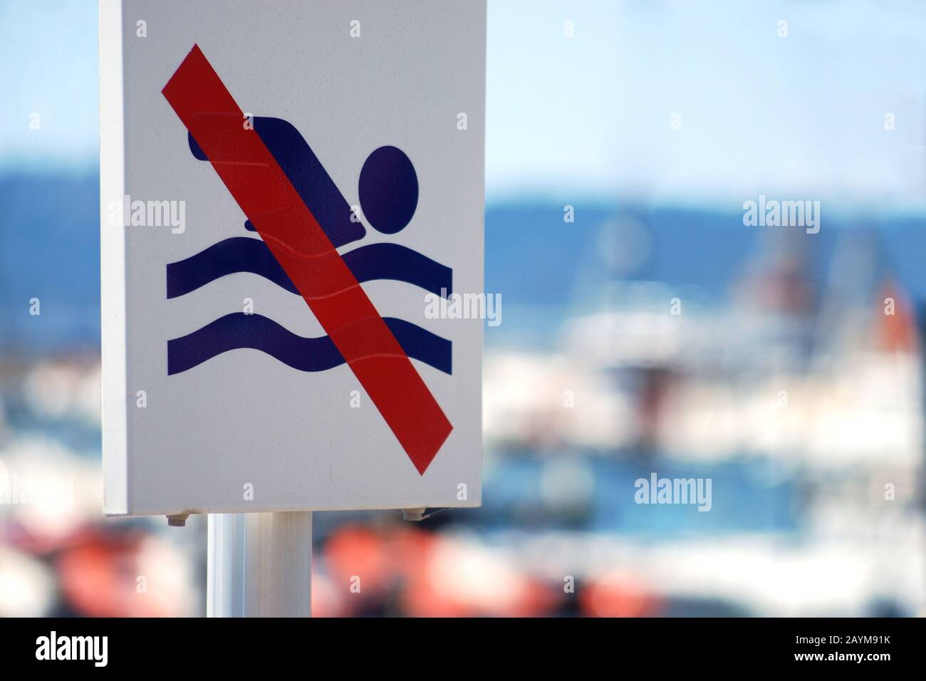 Segnale che indica che è vietato nuotare Foto Stock