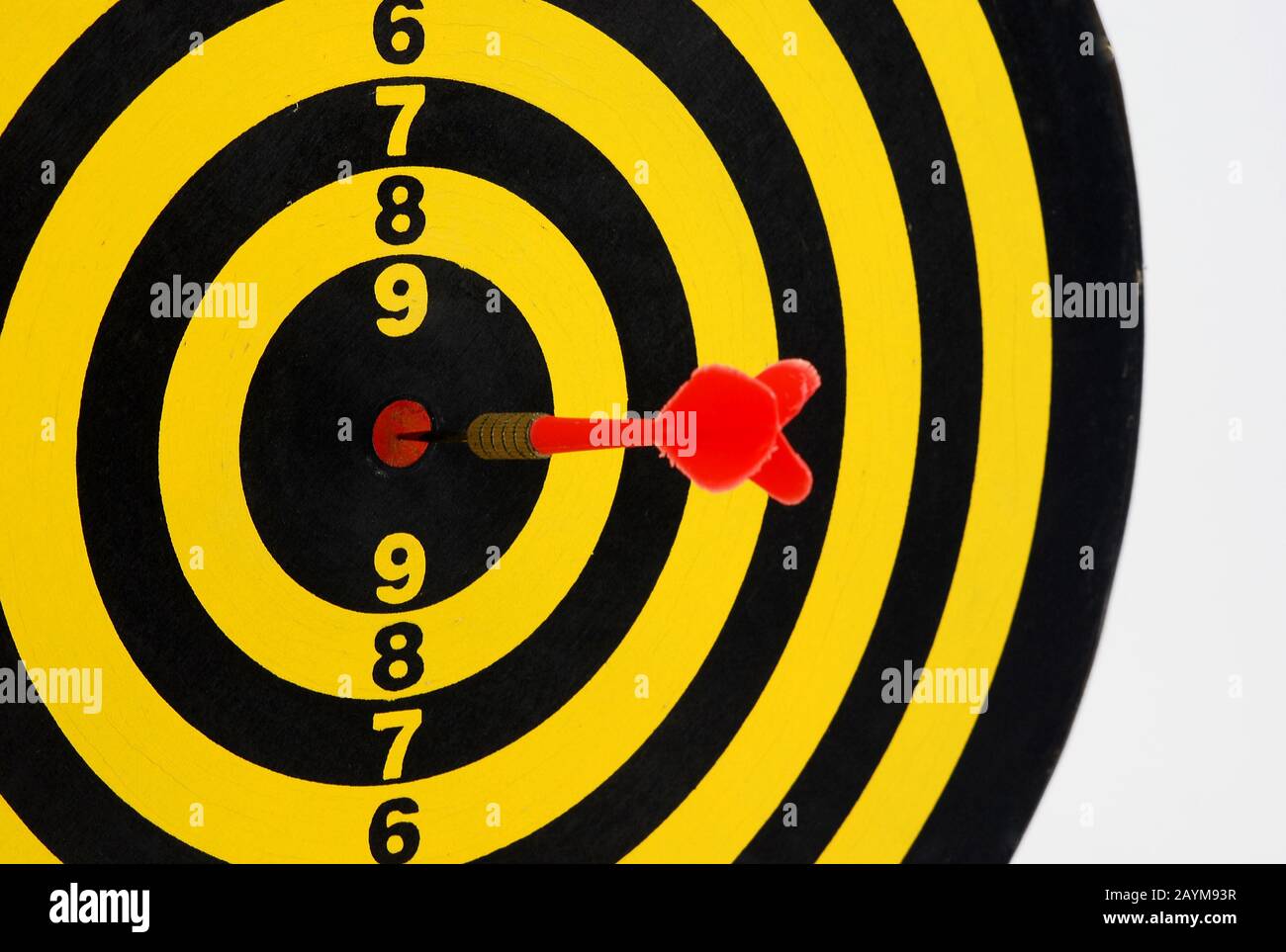 Dart rosso al centro di un dart board Foto Stock