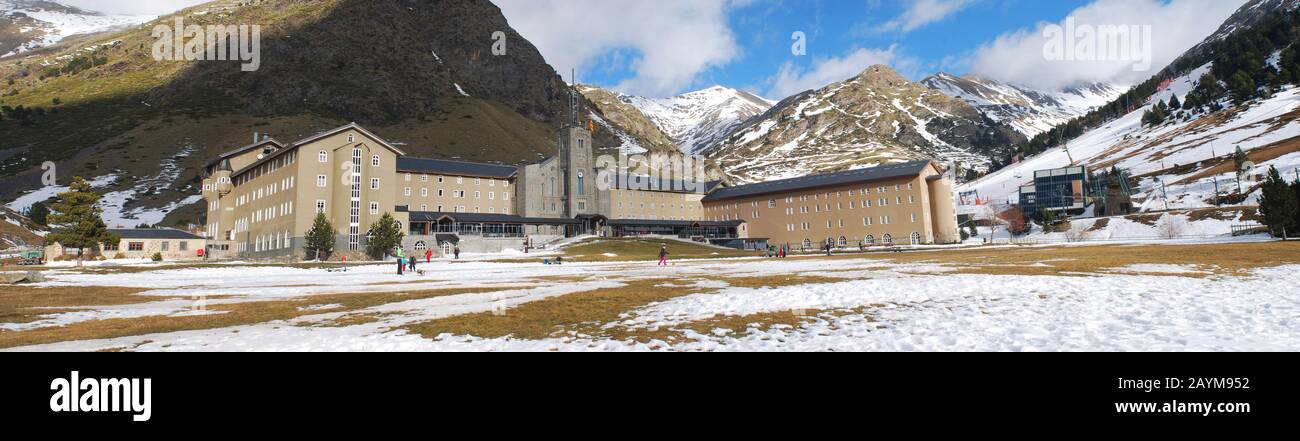 Hotel in una zona montagnosa con una stazione sciistica durante la stagione invernale. Panorama della Valle Nuria ai Pirenei catalani Foto Stock