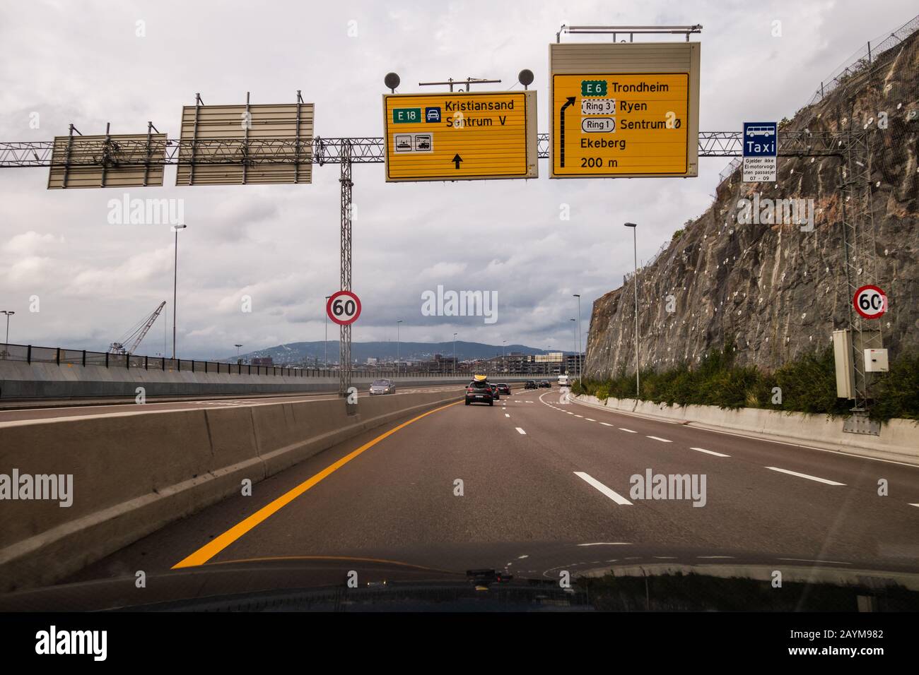 Editoriale 08.31.2019 Oslo Norvegia Dirigetevi verso la città in autostrada con la città nello skyline Foto Stock