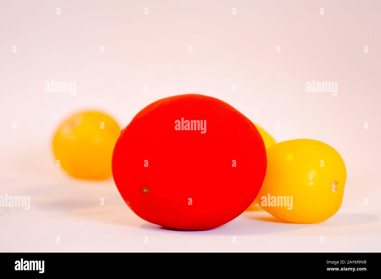squisita composizione di pomodori rossi e gialli Foto Stock
