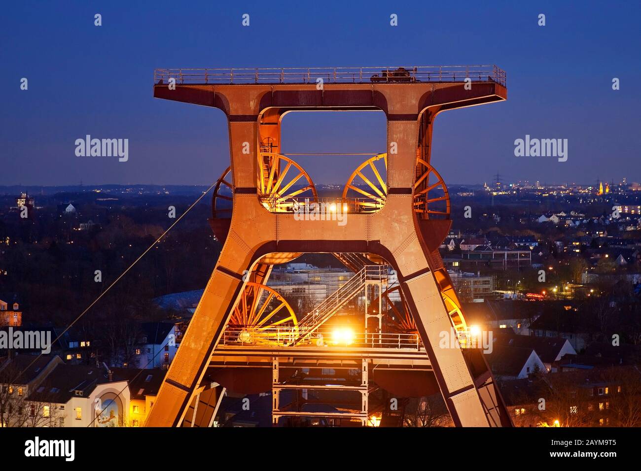 Copricapo illuminato di Schacht XII del Complesso industriale della miniera di carbone di Zollverein in serata, Germania, Renania settentrionale-Vestfalia, zona della Ruhr, Essen Foto Stock
