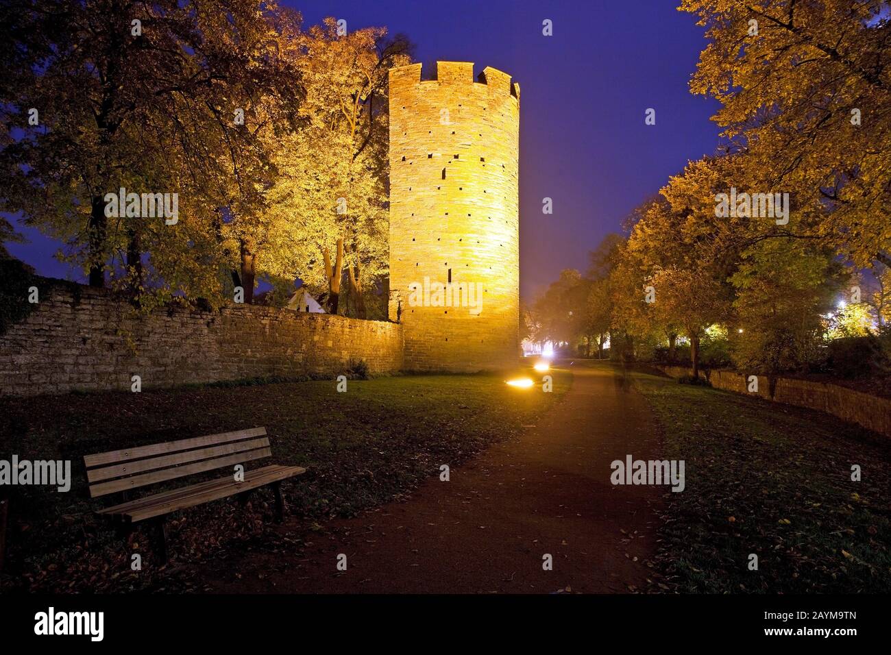 Città illuminata muro e porta Kattentor in serata, Germania, Nord Reno-Westfalia, Soest Foto Stock