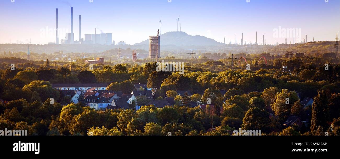 Vista sulla zona verde della Ruhr verso Nordsternpark e Scholven, Germania, Renania settentrionale-Vestfalia, zona della Ruhr, Gelsenkirchen Foto Stock