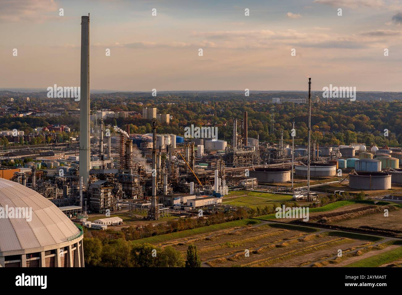 Raffineria di petrolio con laghetti di chiarificazione, Germania, Amburgo, Moorburg, Amburgo Foto Stock