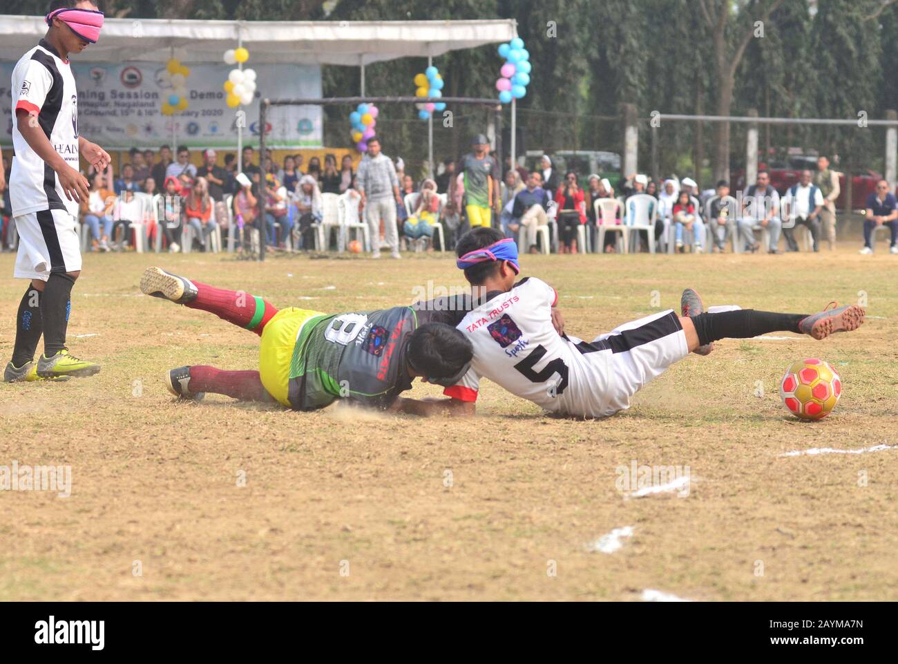 Dimapur, India. 16th Feb, 2020. I giocatori di Shillong (Bianco) e Tura (Pant giallo), entrambi dello stato di Meghalaya, giocano una partita di calcio per ciechi durante il campo di allenamento di Nagaland Blind Football a Dimapur, nello stato del nord-est indiano di Nagaland. Credito: Caisii Mao/Alamy Live News Foto Stock