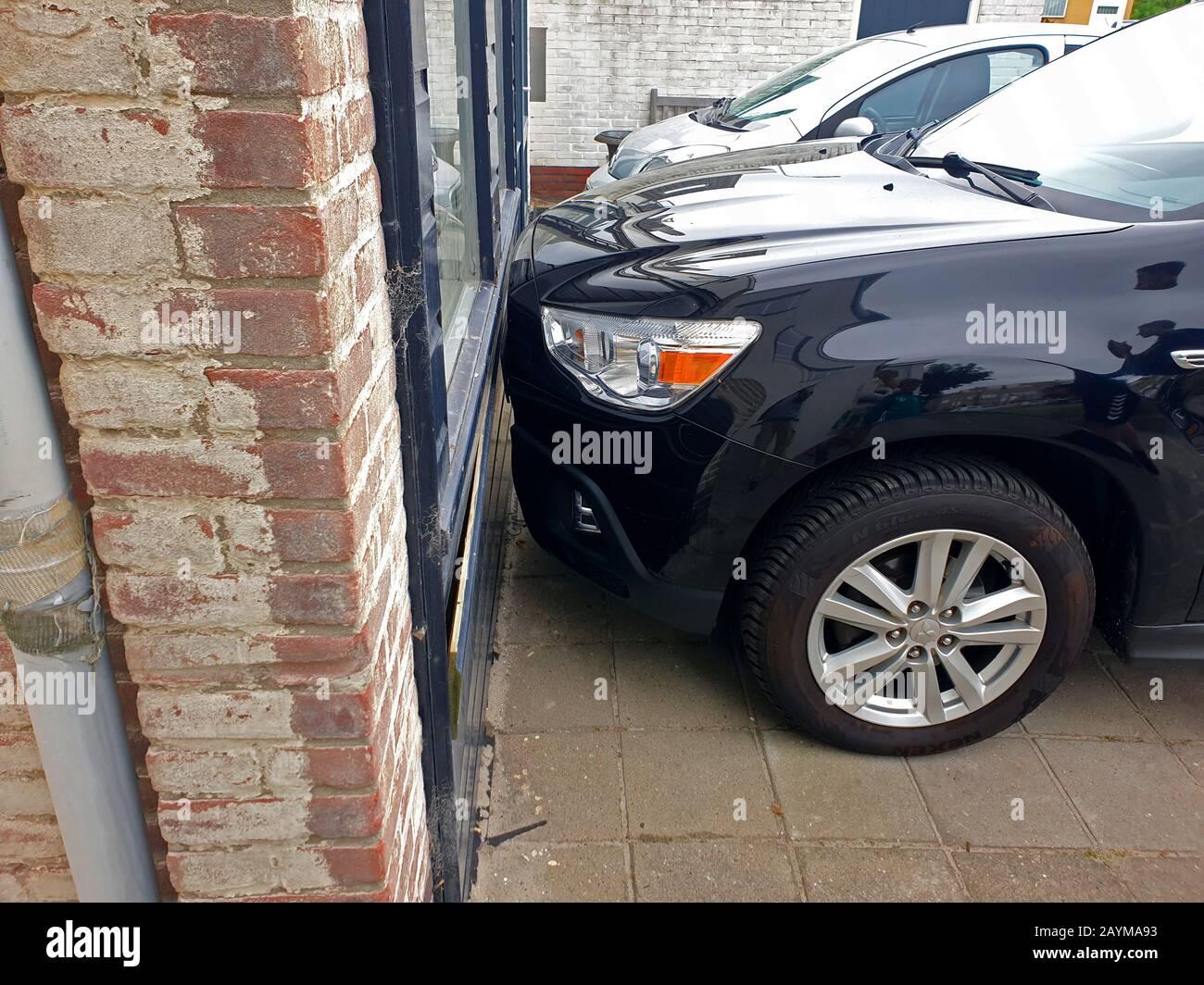 Parcheggio auto vicino alla facciata, Paesi Bassi Foto Stock