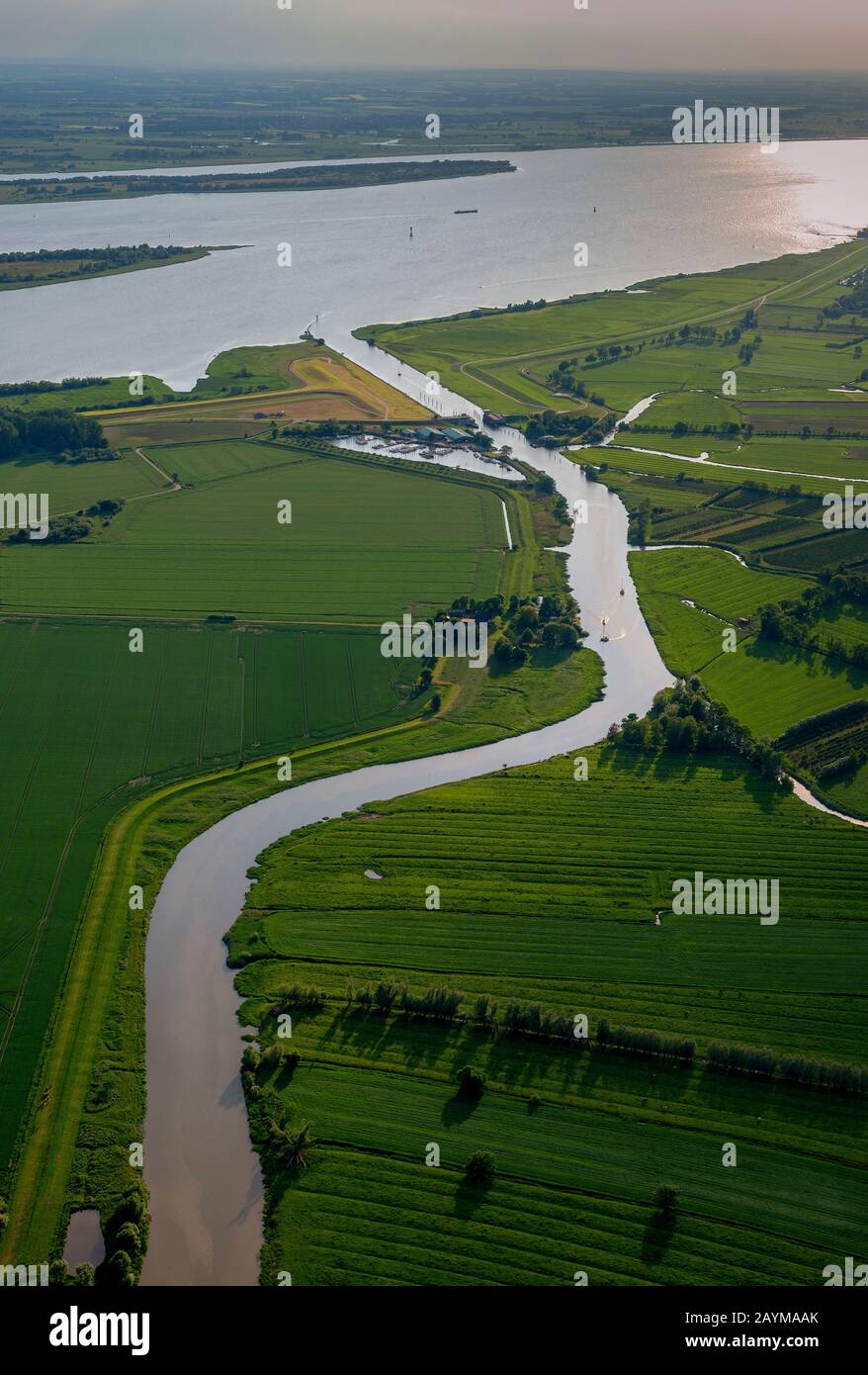 Paesaggio fluviale a Krueckau, Elba e isole sullo sfondo, vista aerea, Germania, Schleswig-Holstein Foto Stock