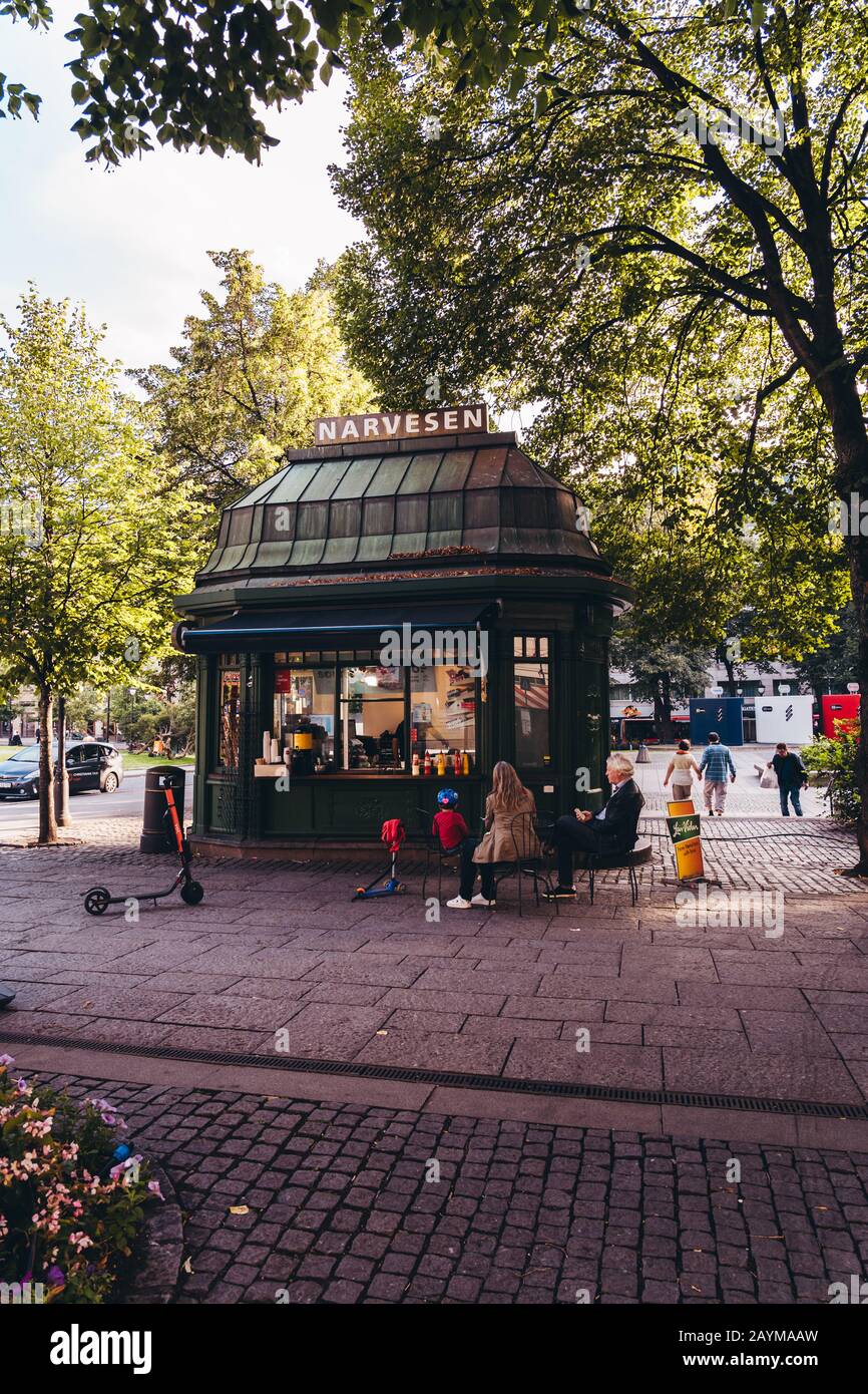 Editoriale 08.31.2019 Oslo Norvegia piccolo e vecchio chiosco sulla via Karl Johans con persone esterne Foto Stock