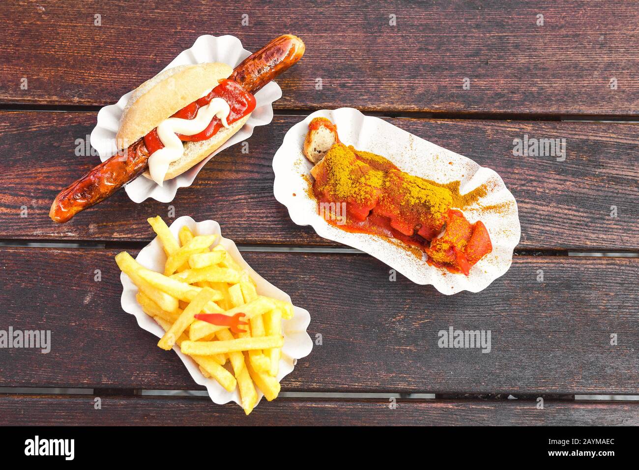 Salsiccia di curry tedesco con patatine fritte, Street food concetto Foto Stock