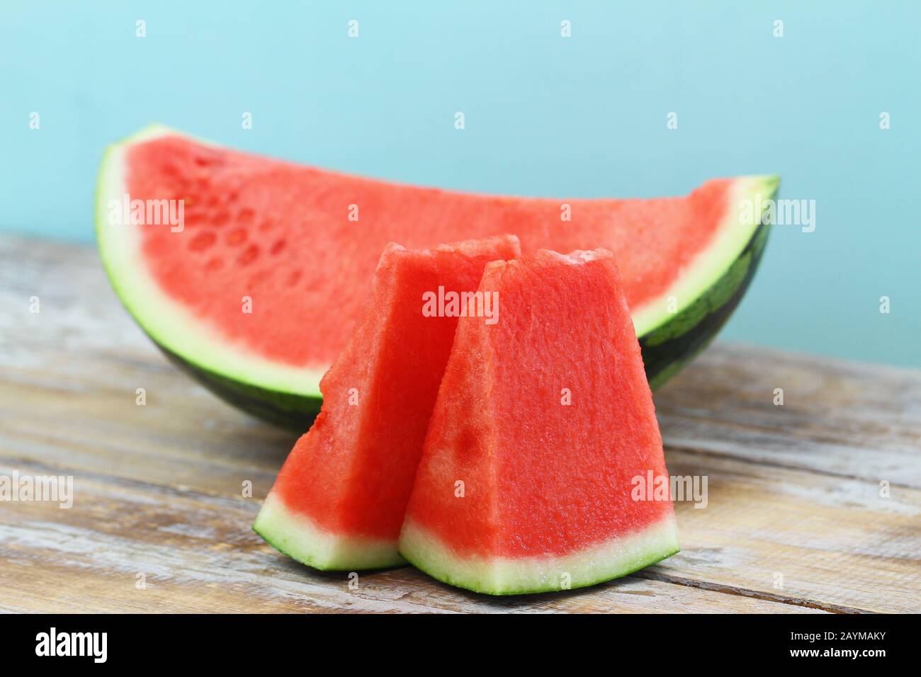 Fette di cocomero dolce e fresco su superficie di legno Foto Stock