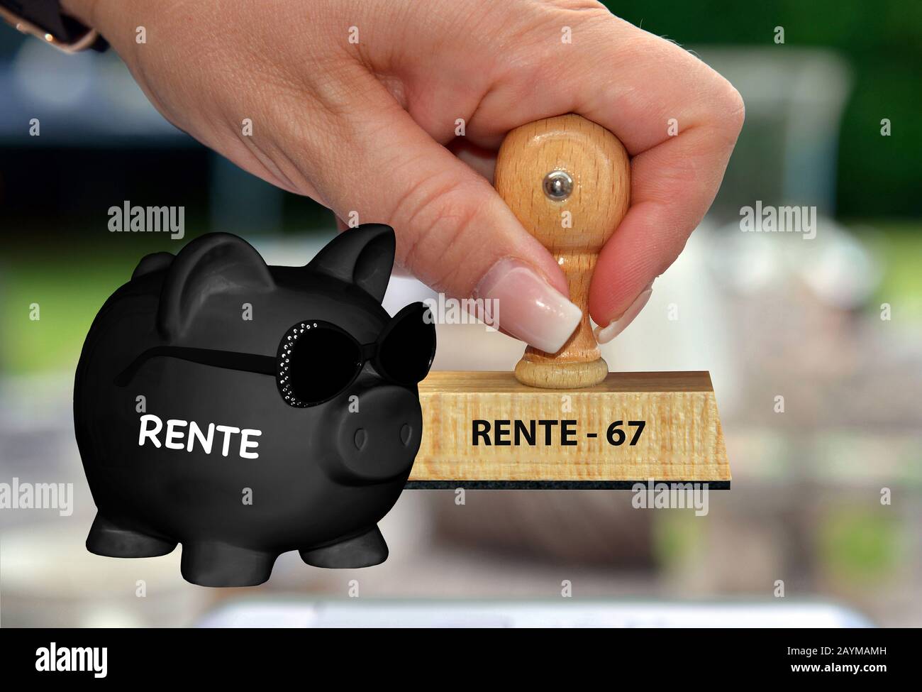 Black piggy banca con occhiali da sole e scritta Rente, timbro 'pensione - 67' in background, composizione Foto Stock