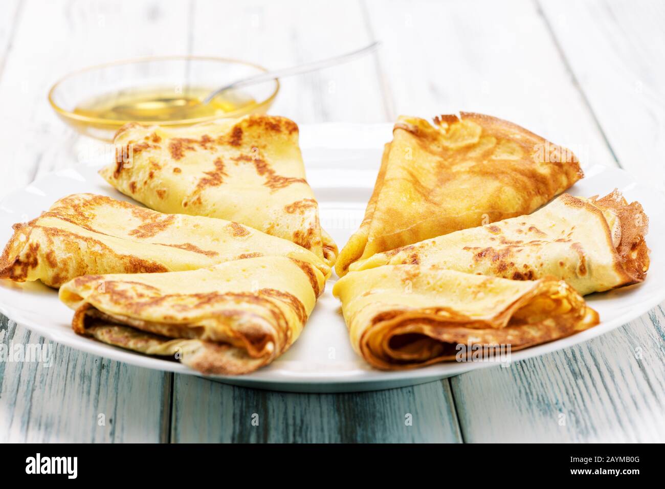 deliziose frittelle sul tavolo in legno sul piatto Foto Stock