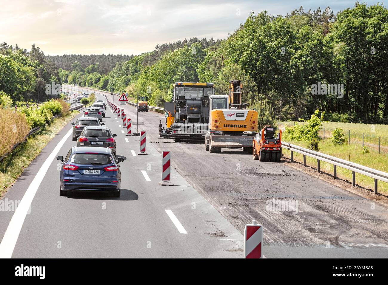 Berlino, GERMANIA, 20 MAGGIO 2018: È stato formato un ingorgo a causa della strada chiusa durante i lavori di riparazione su asfalto steso da servizi stradali Foto Stock