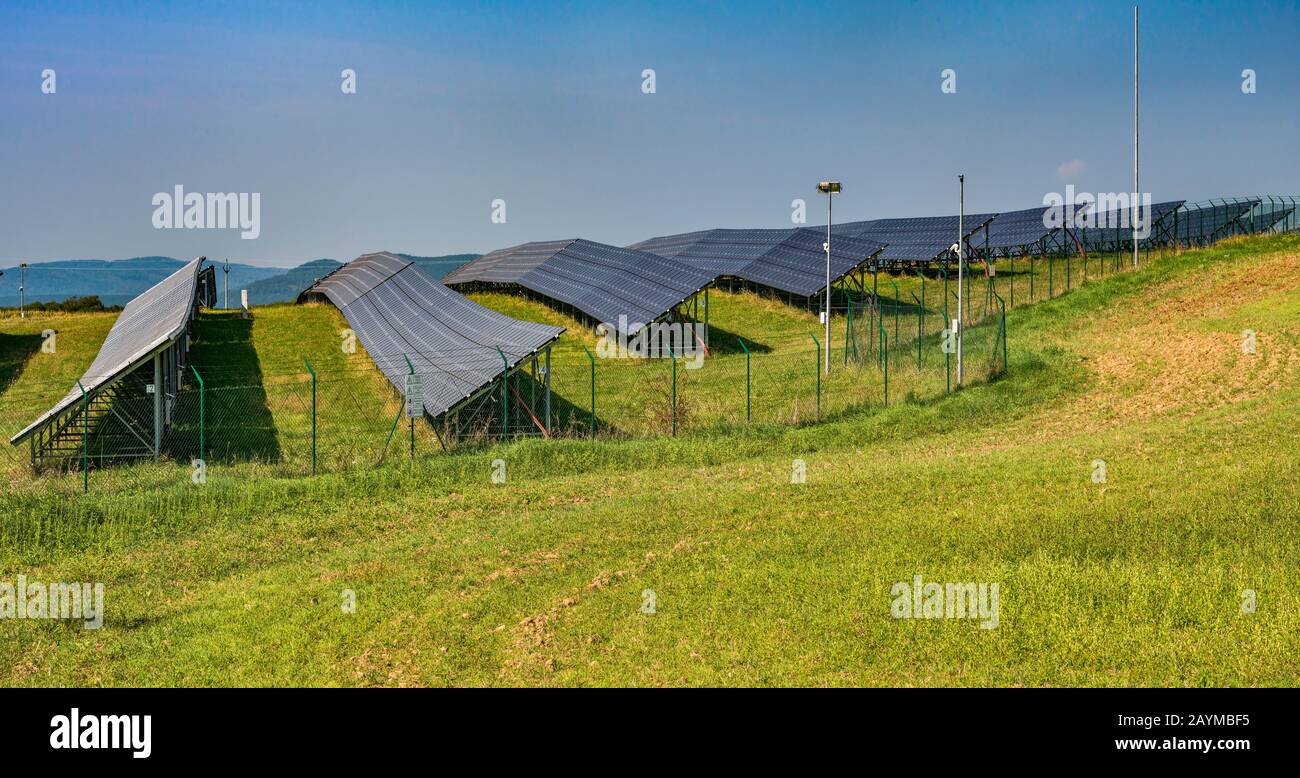 Pannelli Solari Nei Pressi Del Villaggio Di Bzovik, Krupinska Planina (Krupin Upland), Banska Bystrica Regione, Slovacchia, Europa Centrale Foto Stock