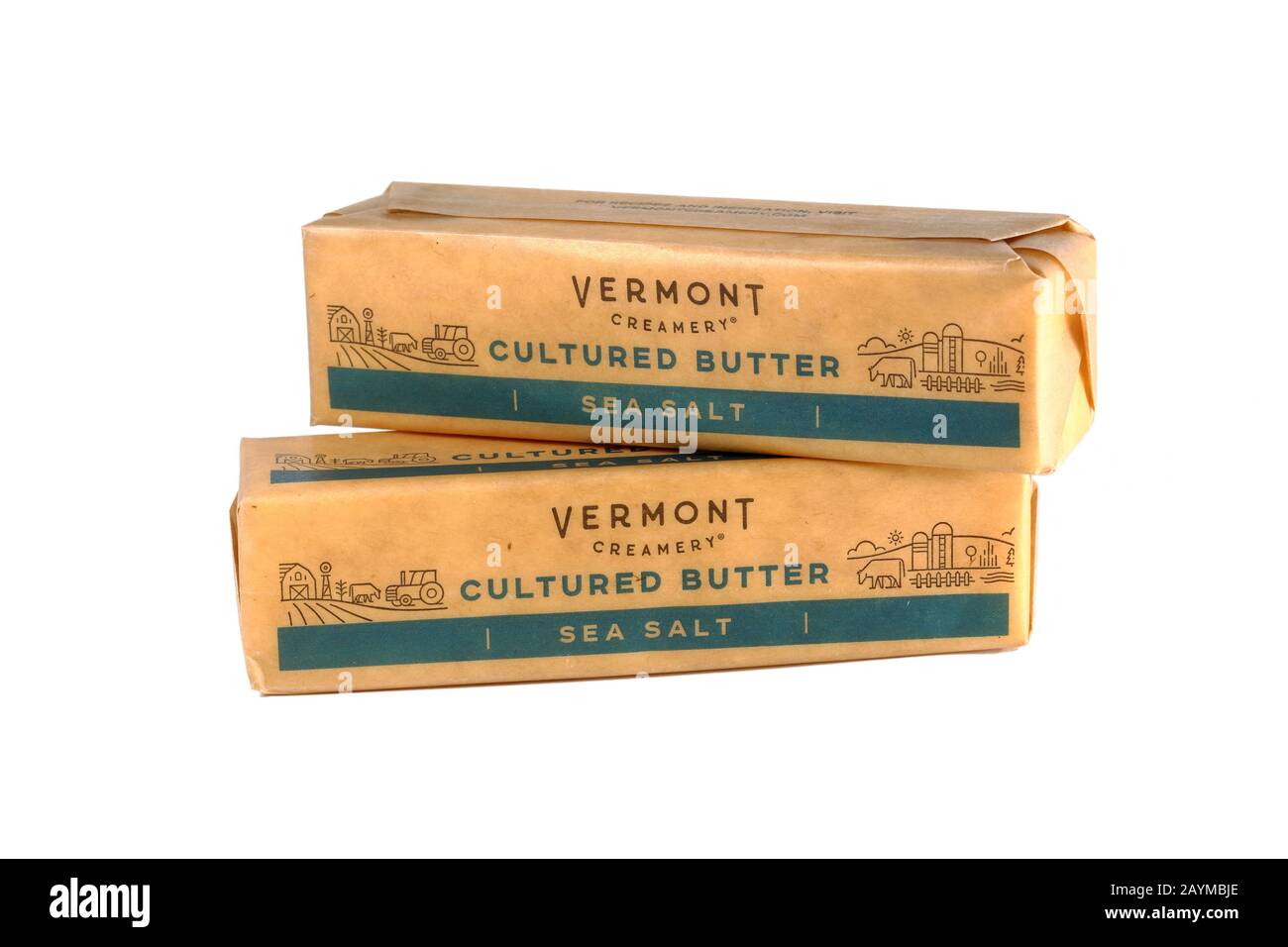 Due bastoni di burro coltivato Vermont Creamery con sale marino isolato su sfondo bianco. Immagine ritagliata per l'illustrazione e l'uso editoriale. Foto Stock
