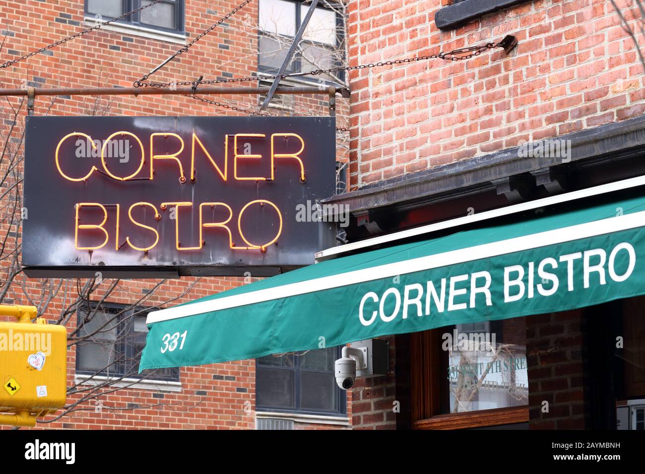 Corner Bistro, 331 West 4th Street, New York, NY. Negozio esterno di un pub famoso per i suoi hamburger nel Greenwich Village di Manhattan Foto Stock