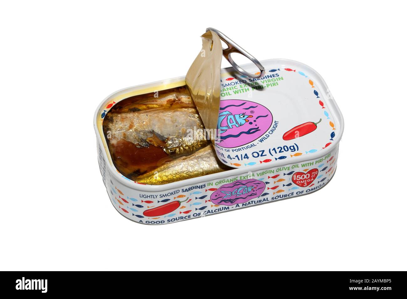 Una lattina aperta del marchio Bela leggermente affumicata sardine in olio d'oliva con piri-piri isolati su sfondo bianco. Immagine ritagliata per uso editoriale. Foto Stock