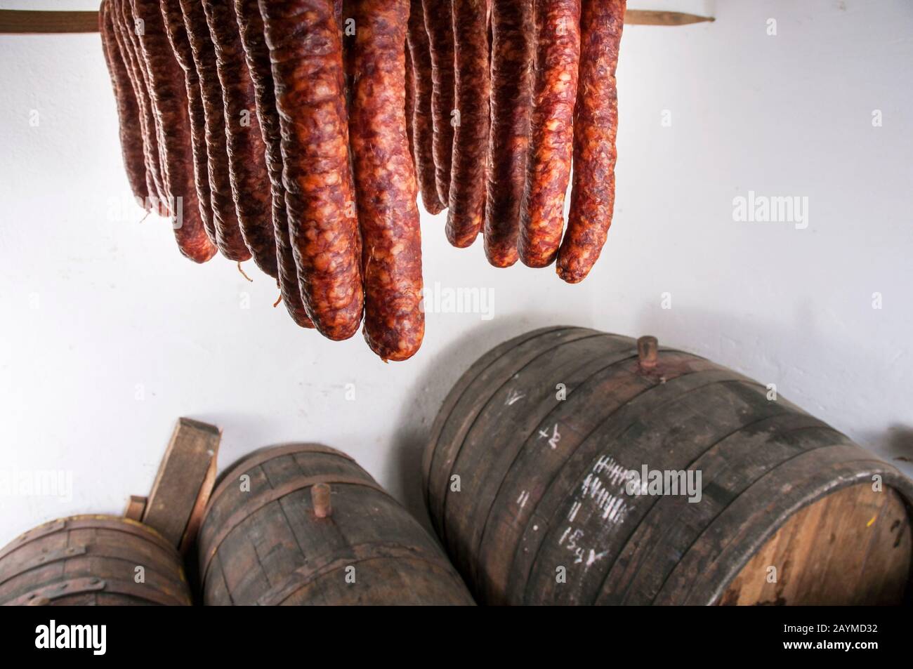 salsicce e vino appena affumicati in un barile in una cantina per le vacanze Foto Stock