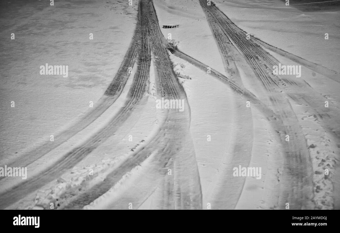 Il ghiaccio e la neve sulla strada, dicembre e pericolo, viaggi Foto Stock