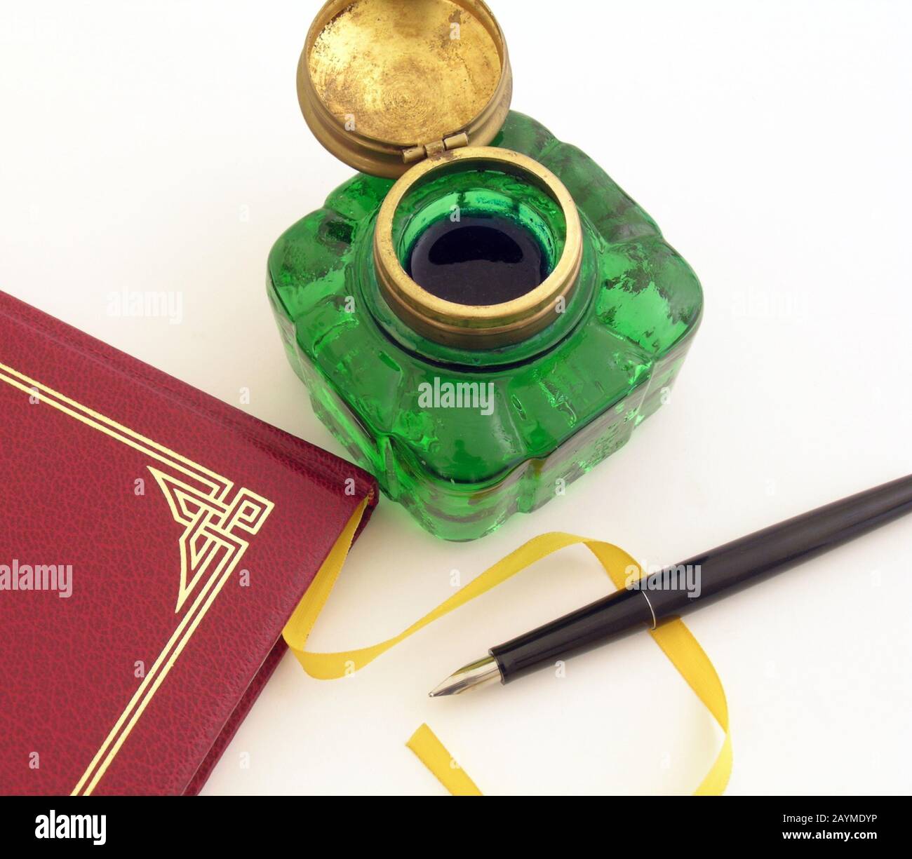 inchiostro bene con una penna fontana e diario, concetto di comunicazione. Foto Stock
