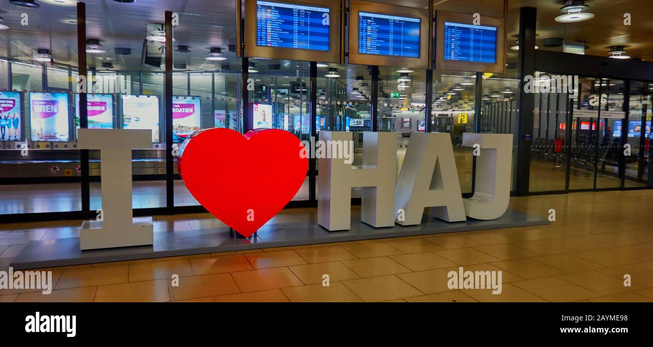 Hannover, Germania, 8 febbraio 2020: Rappresentazione simbolica della frase "i love Hannover" nella sala di ricevimento del Terminal A all'aeroporto Foto Stock
