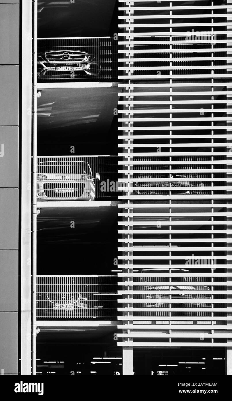 Hannover, Germania, 9 febbraio 2020: Immagine astratta in bianco e nero del garage con auto all'aeroporto Foto Stock