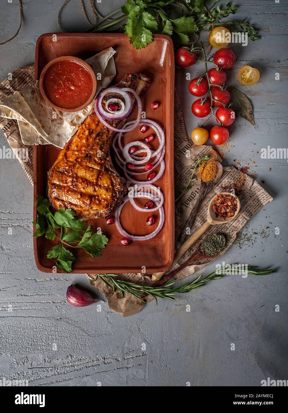 fotografia di cibo di gustoso rack grigliato di maiale con salsa, verdure e spezie in piatto dall'alto Foto Stock