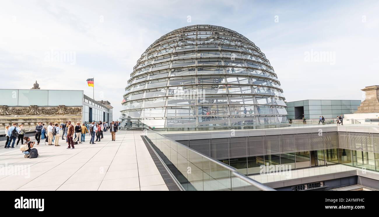 16 MAGGIO 2018, BERLINO, GERMANIA: Turisti del Reichstag e del famoso Glass Dome. Foto Stock