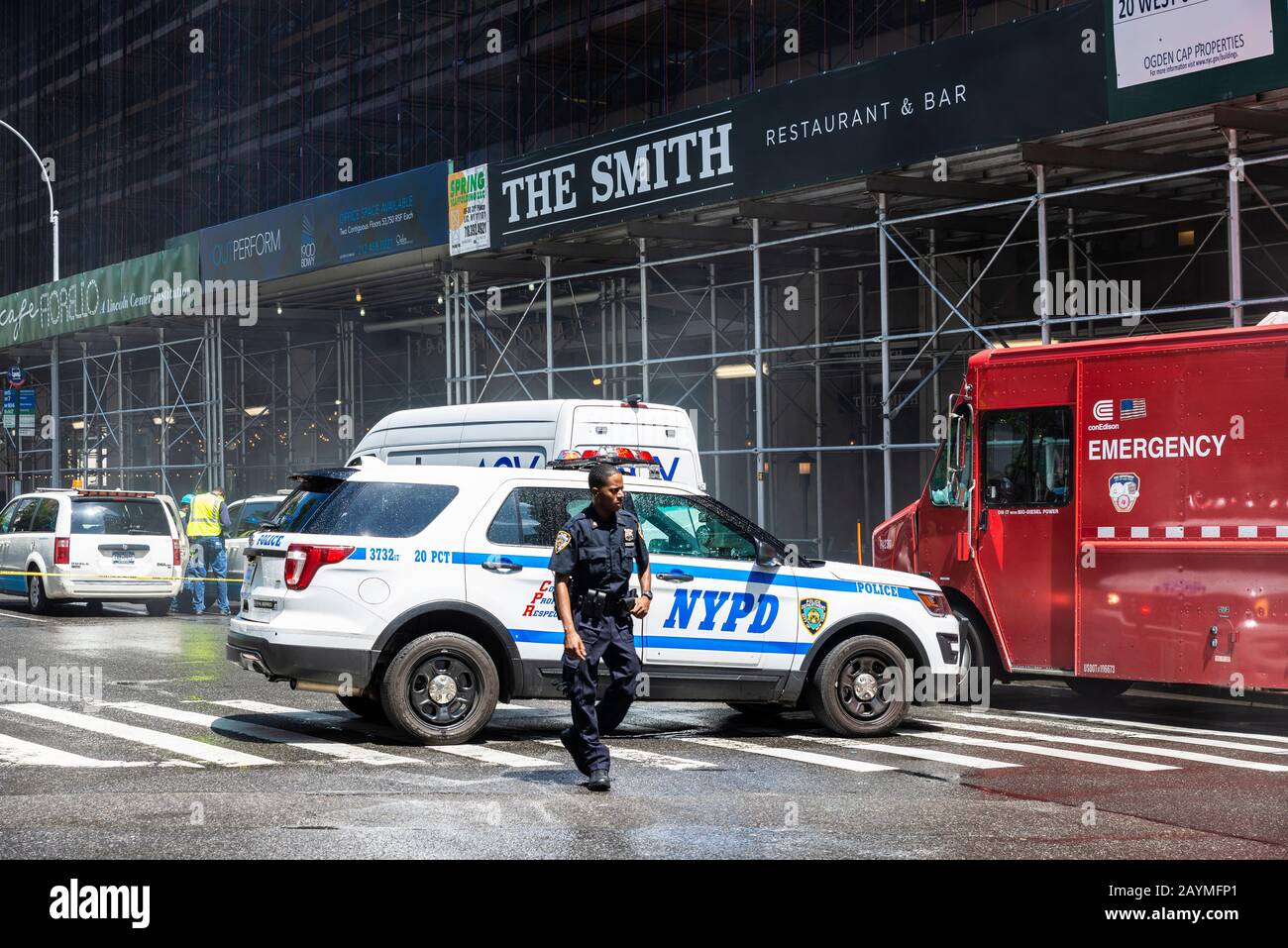 New York City, USA - 3 agosto 2018: La polizia interrompe il traffico con la propria auto per un'emergenza antincendio e i lavoratori di Manhattan, New York City, USA Foto Stock