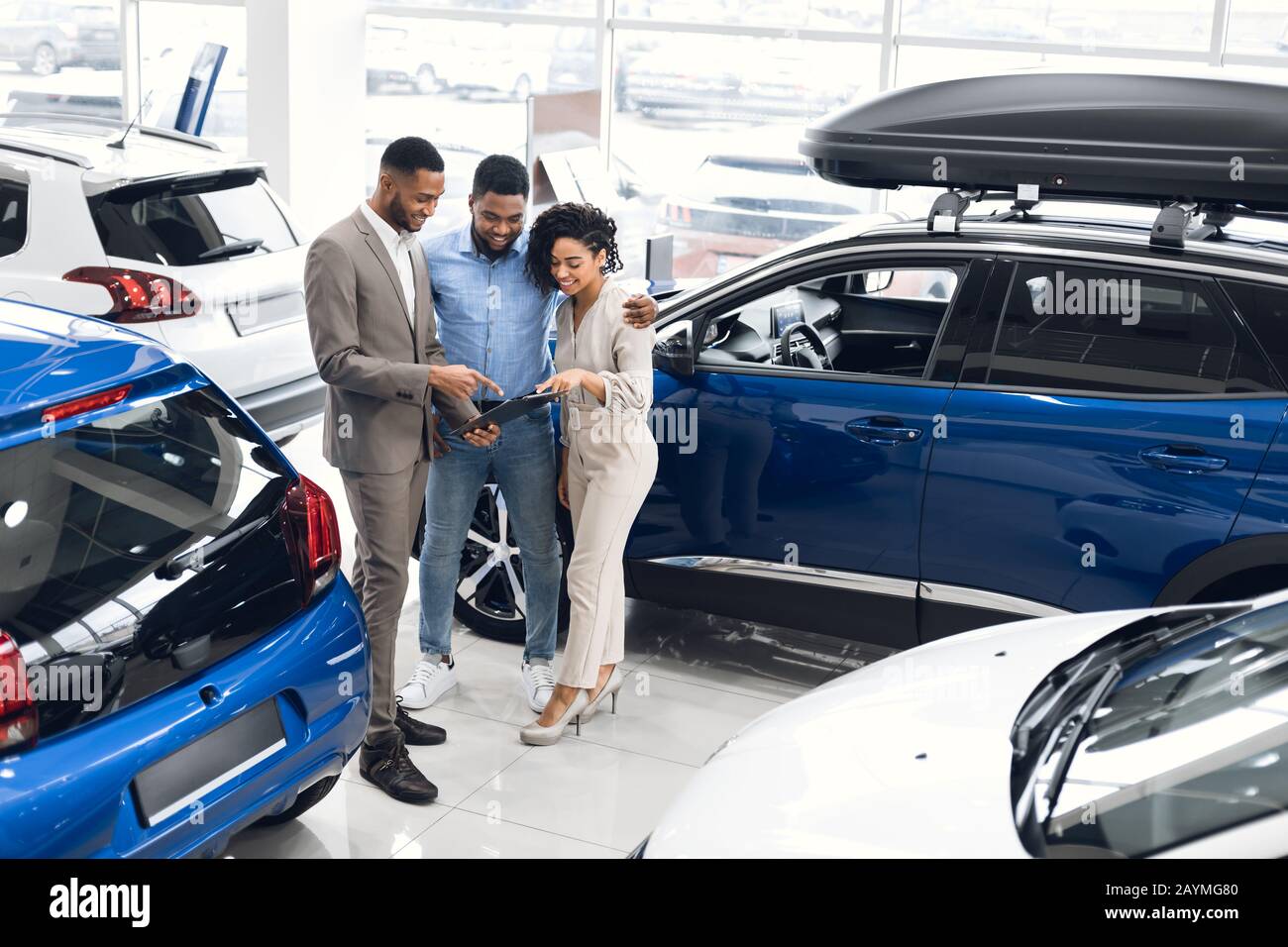 Coppia Acquistare Una Nuova Vettura Scegliendo Auto Con Manager In Concessionaria Foto Stock