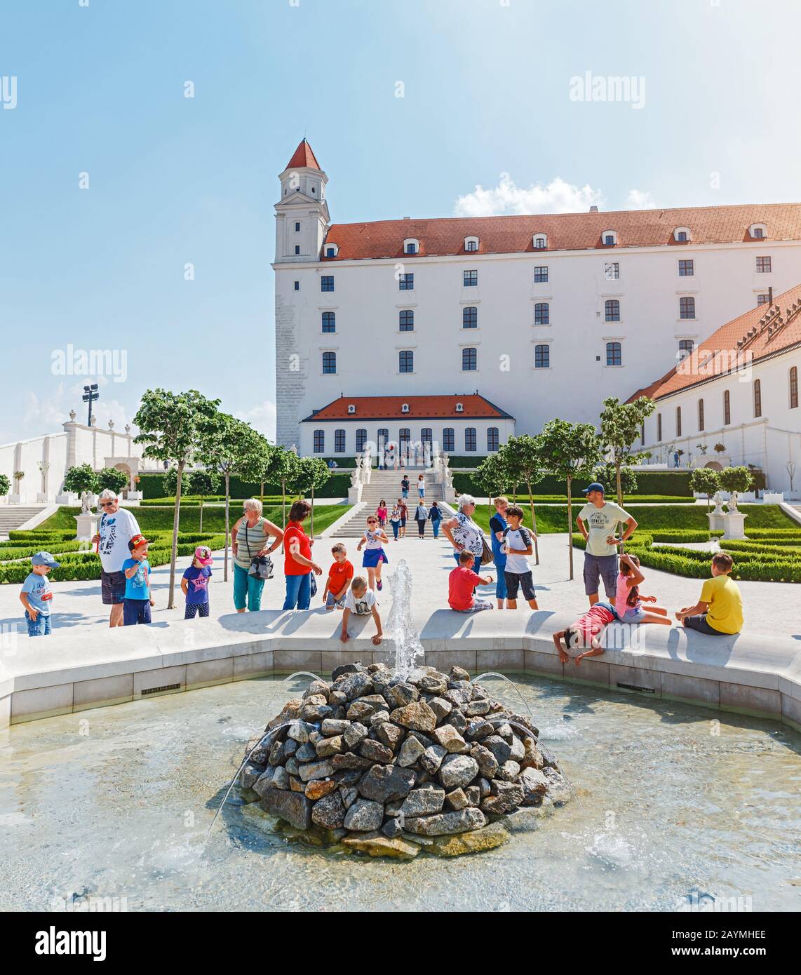 12 MAGGIO 2018, SLOVACCHIA, BRATISLAVA: I turisti si rinfrescano vicino alla fontana nel famoso giardino barocco dietro il complesso del castello Foto Stock